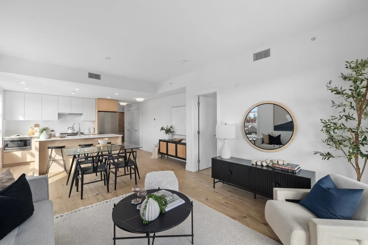 406 4788 Hastings Street