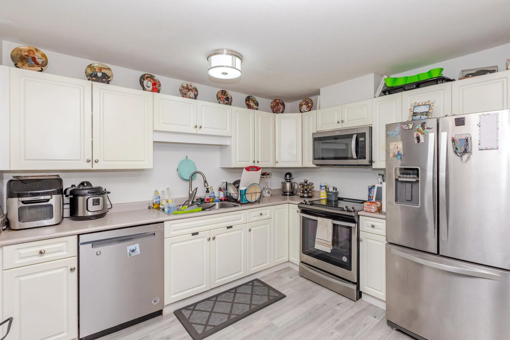 208 3176 Gladwin Road