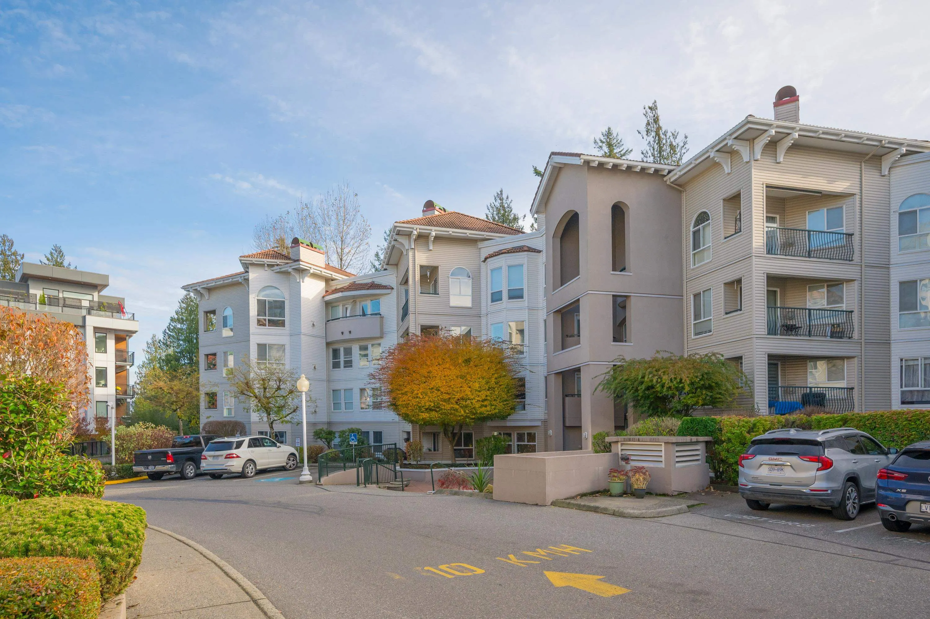 208 3176 Gladwin Road