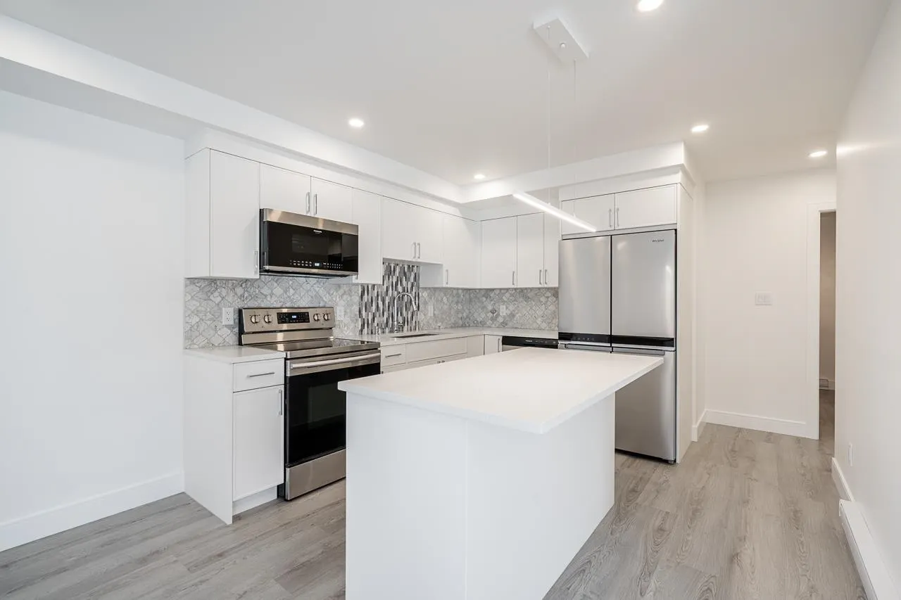 2637 Sandstone Crescent