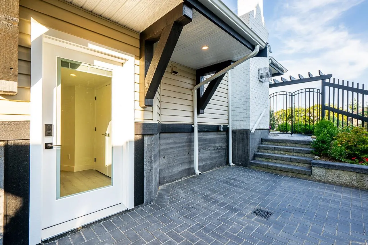 2637 Sandstone Crescent