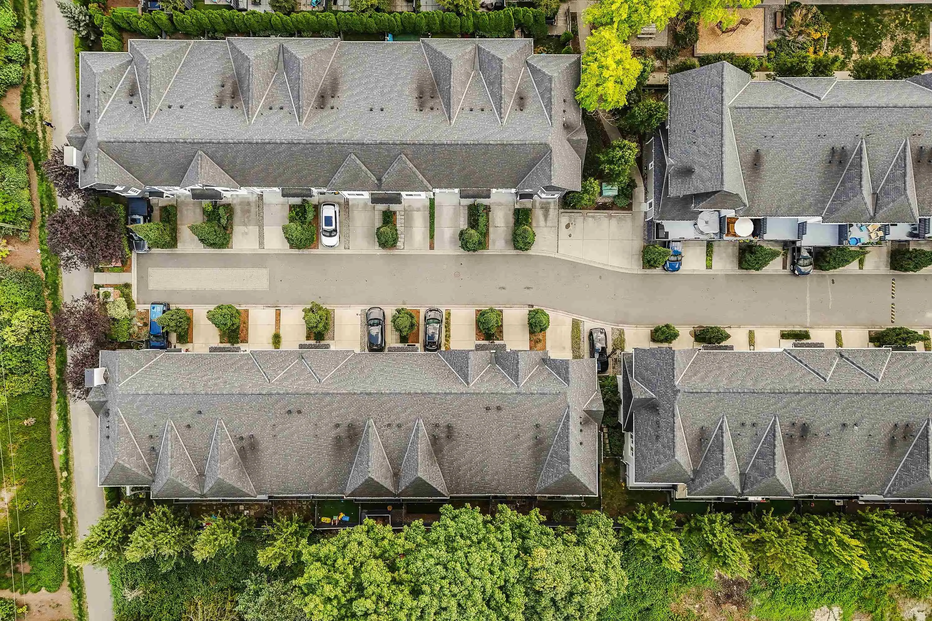 65 8476 207a Street