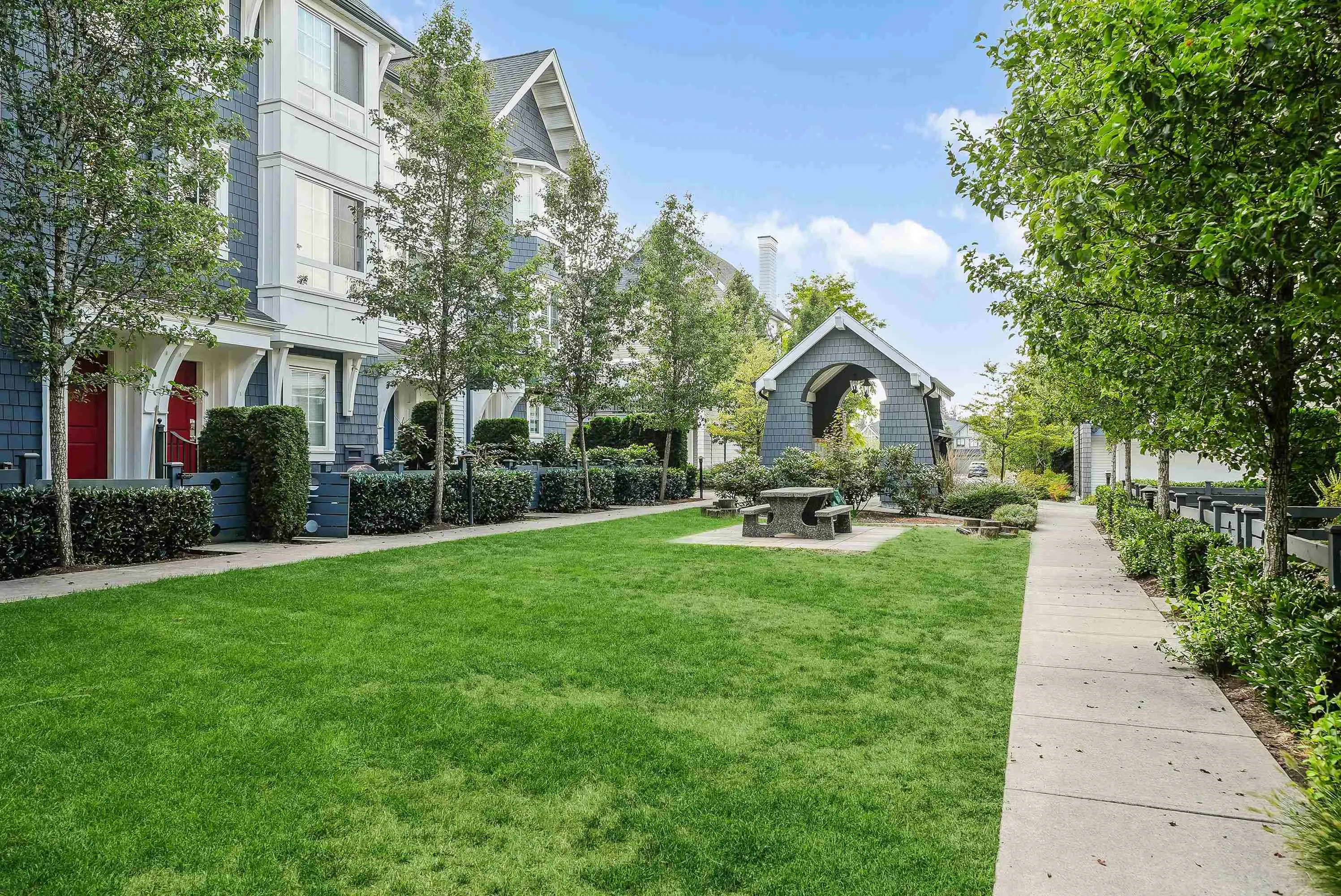 65 8476 207a Street