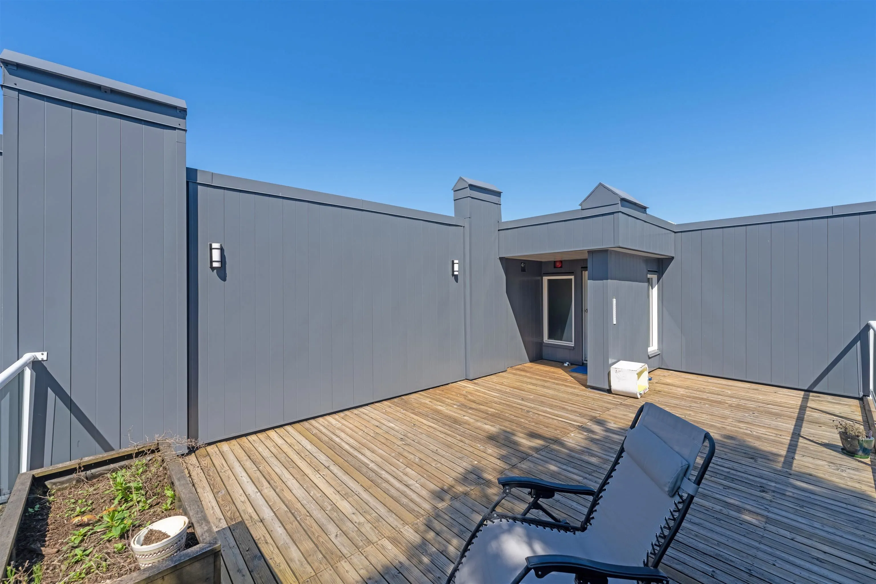 402 2133 Dundas Street