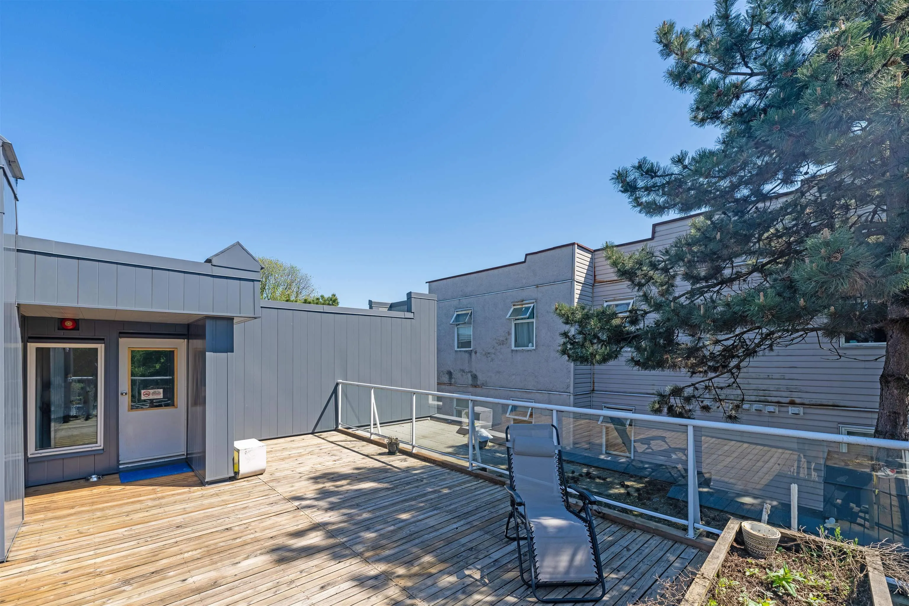 402 2133 Dundas Street
