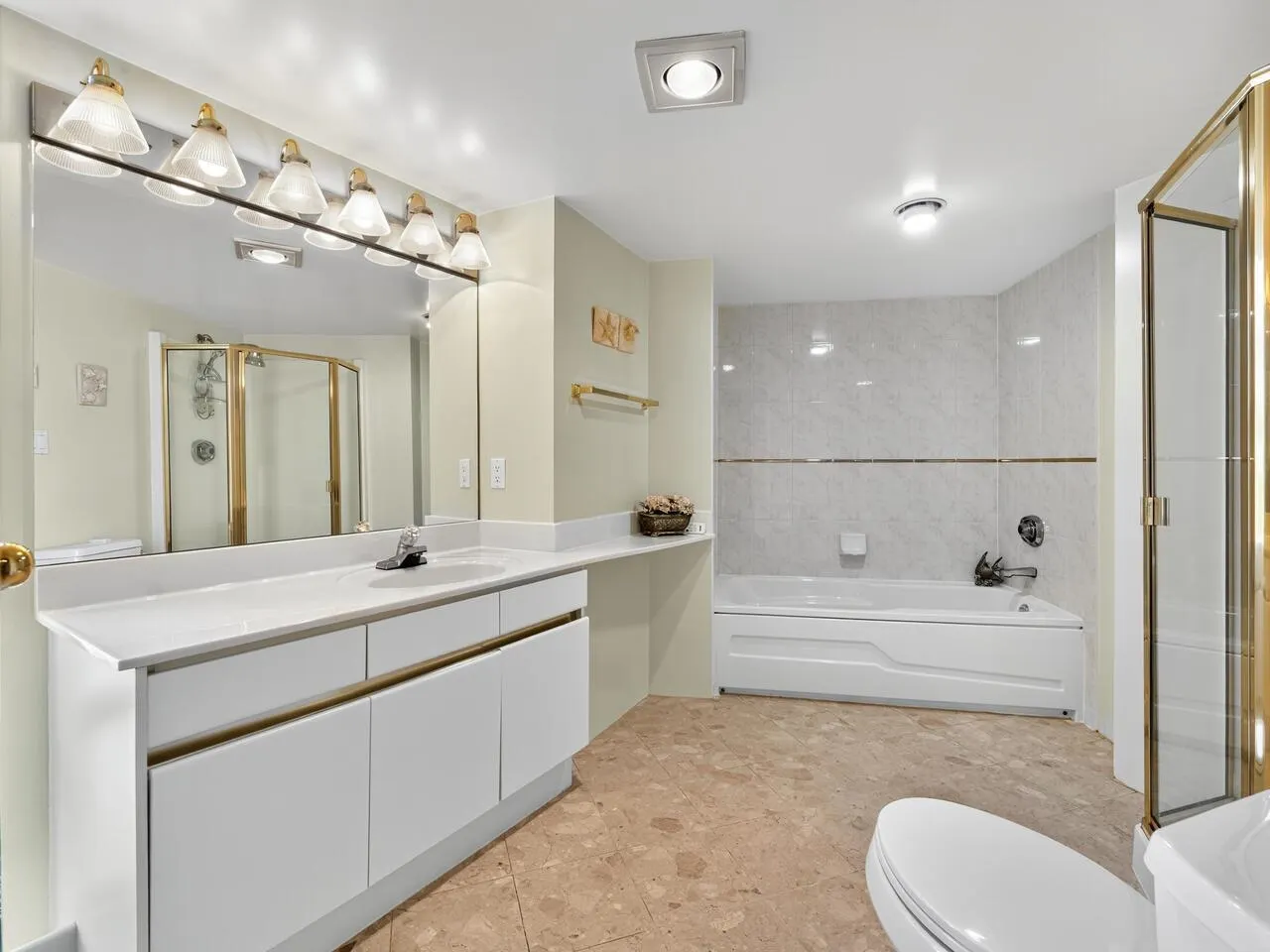 807 8 Laguna Court