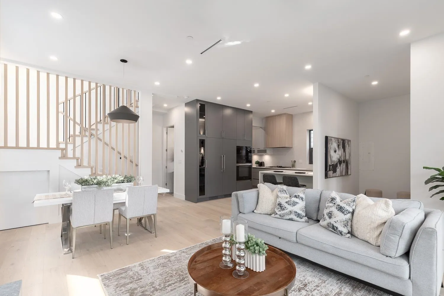 1 3186 W 11th Avenue