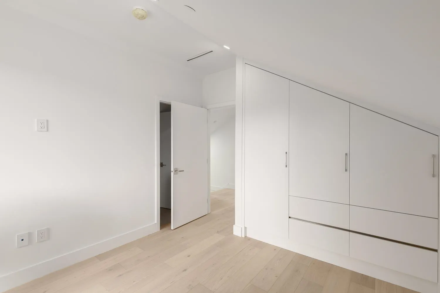 2 3186 W 11th Avenue