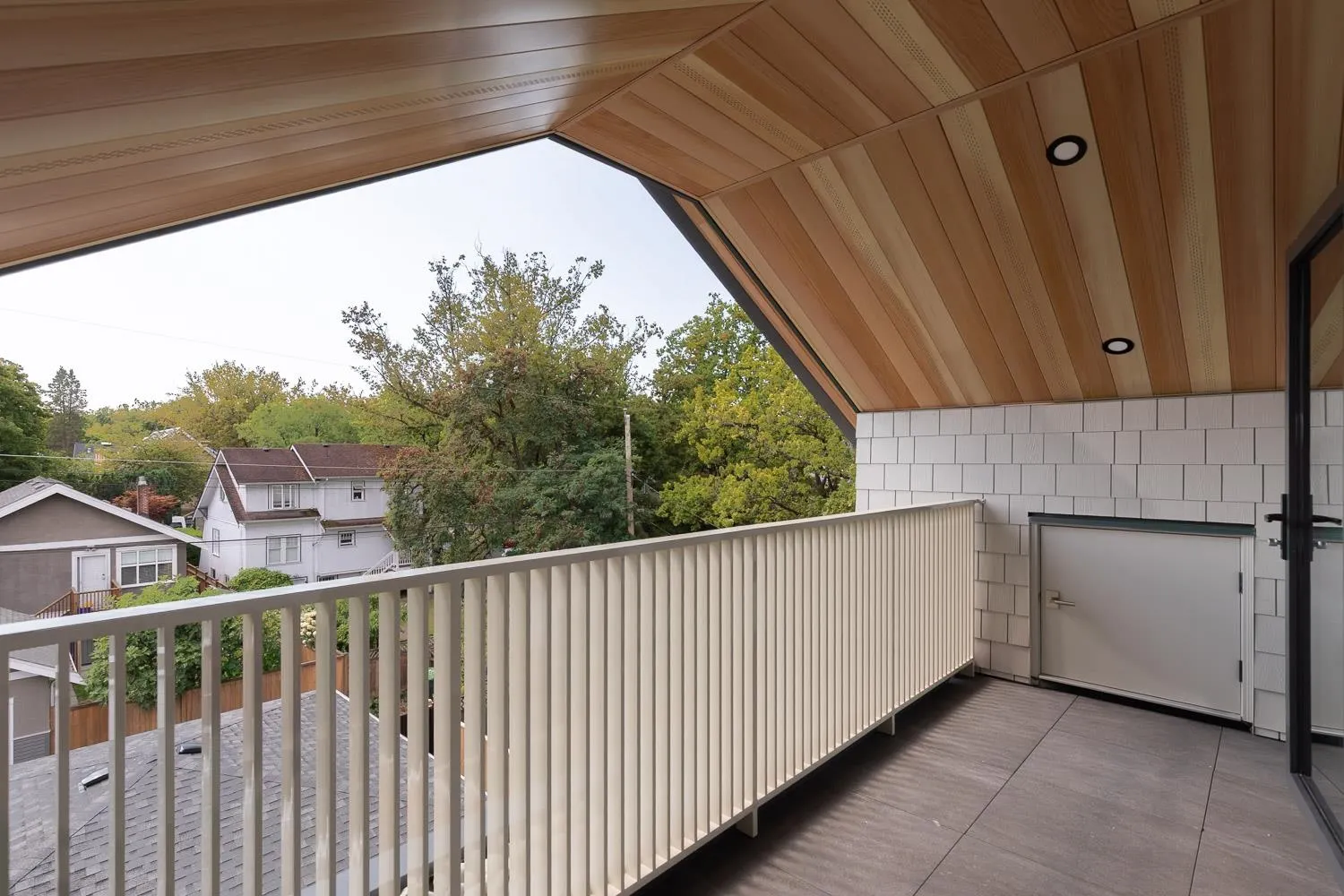 2 3186 W 11th Avenue