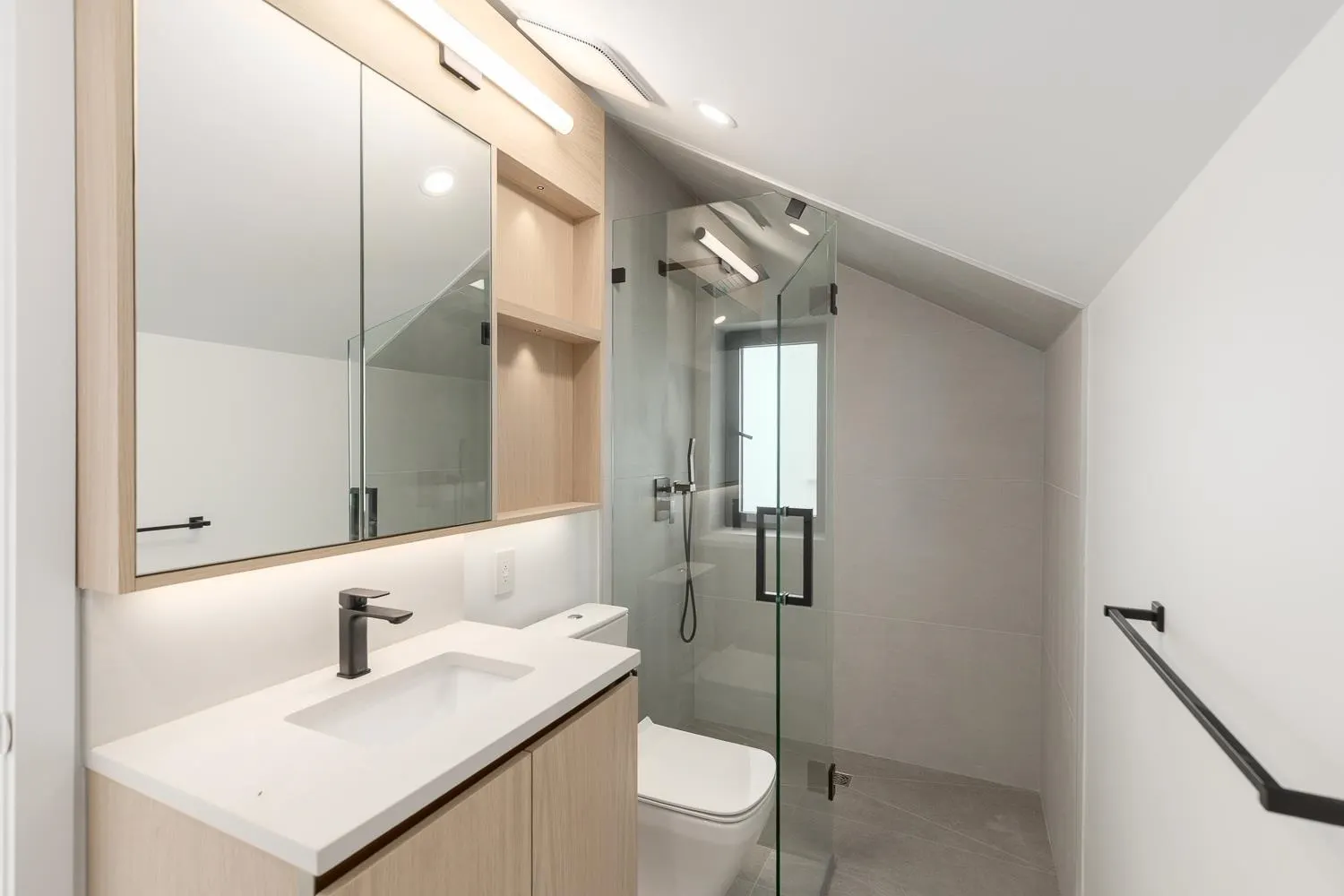 2 3186 W 11th Avenue