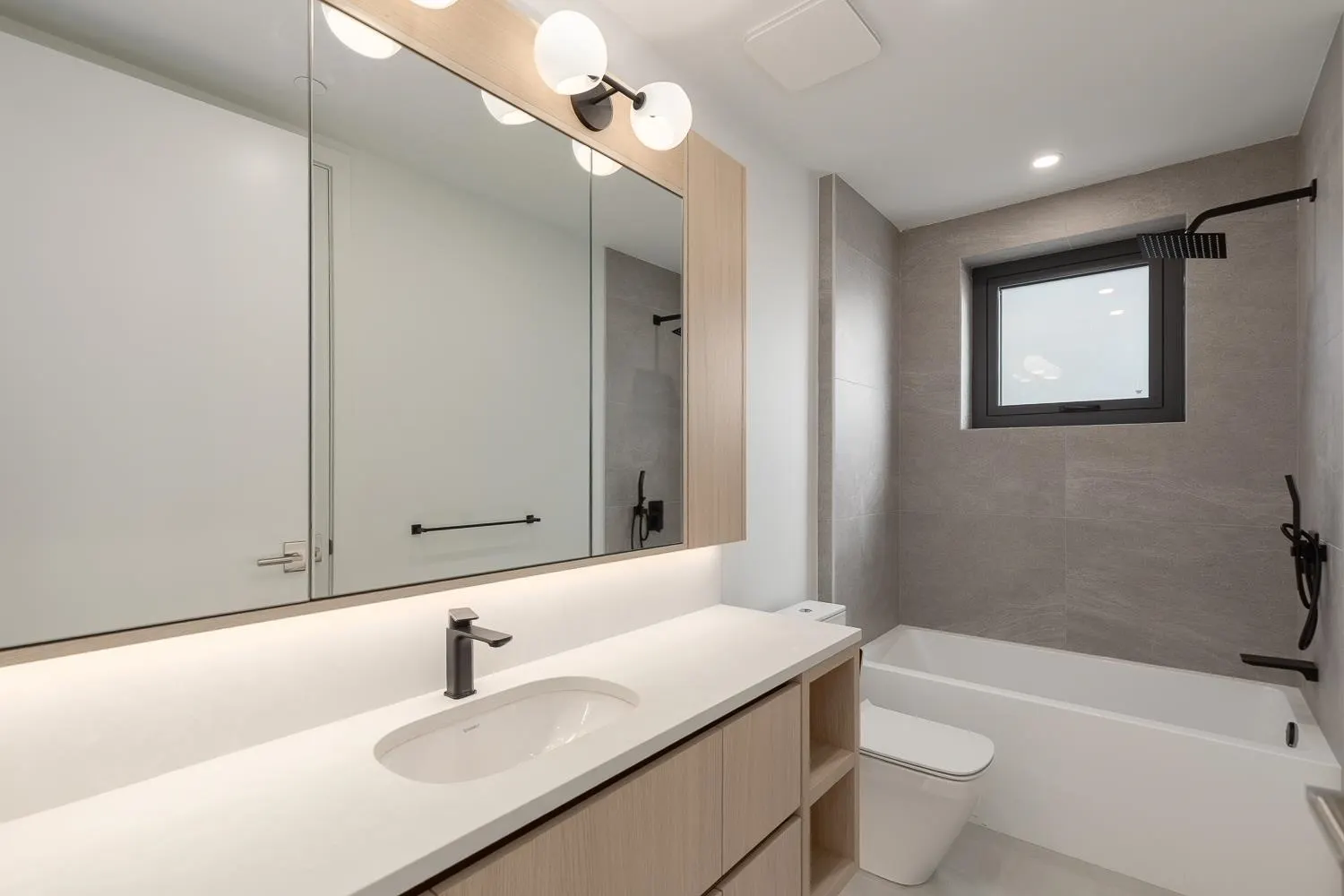 2 3186 W 11th Avenue