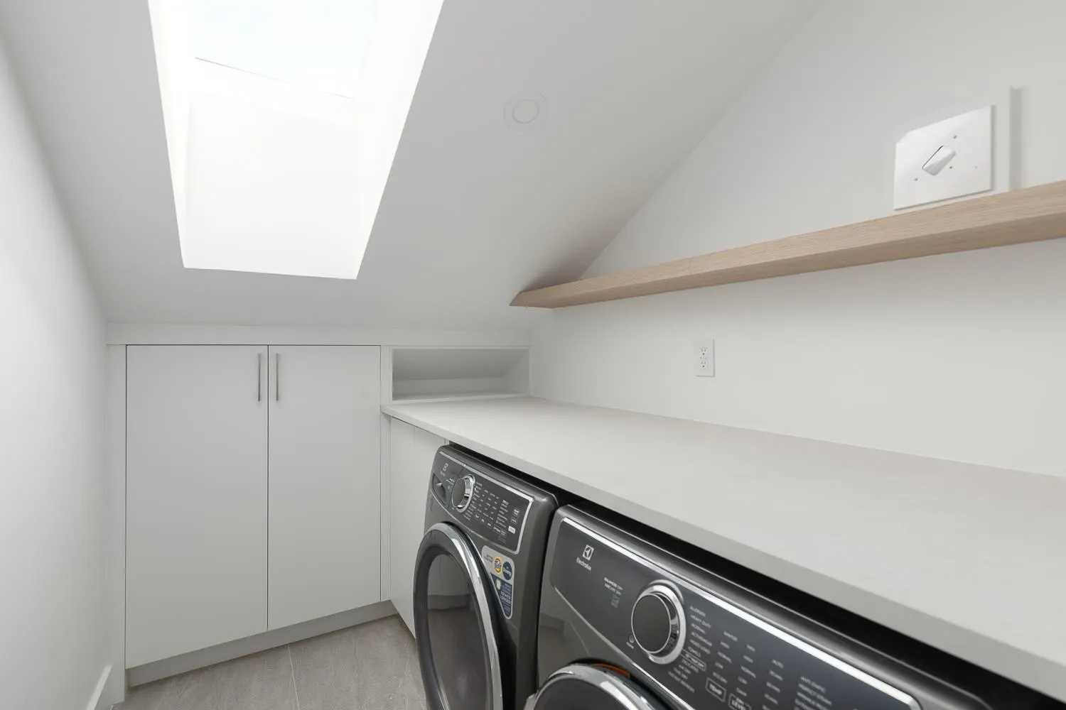 2 3186 W 11th Avenue