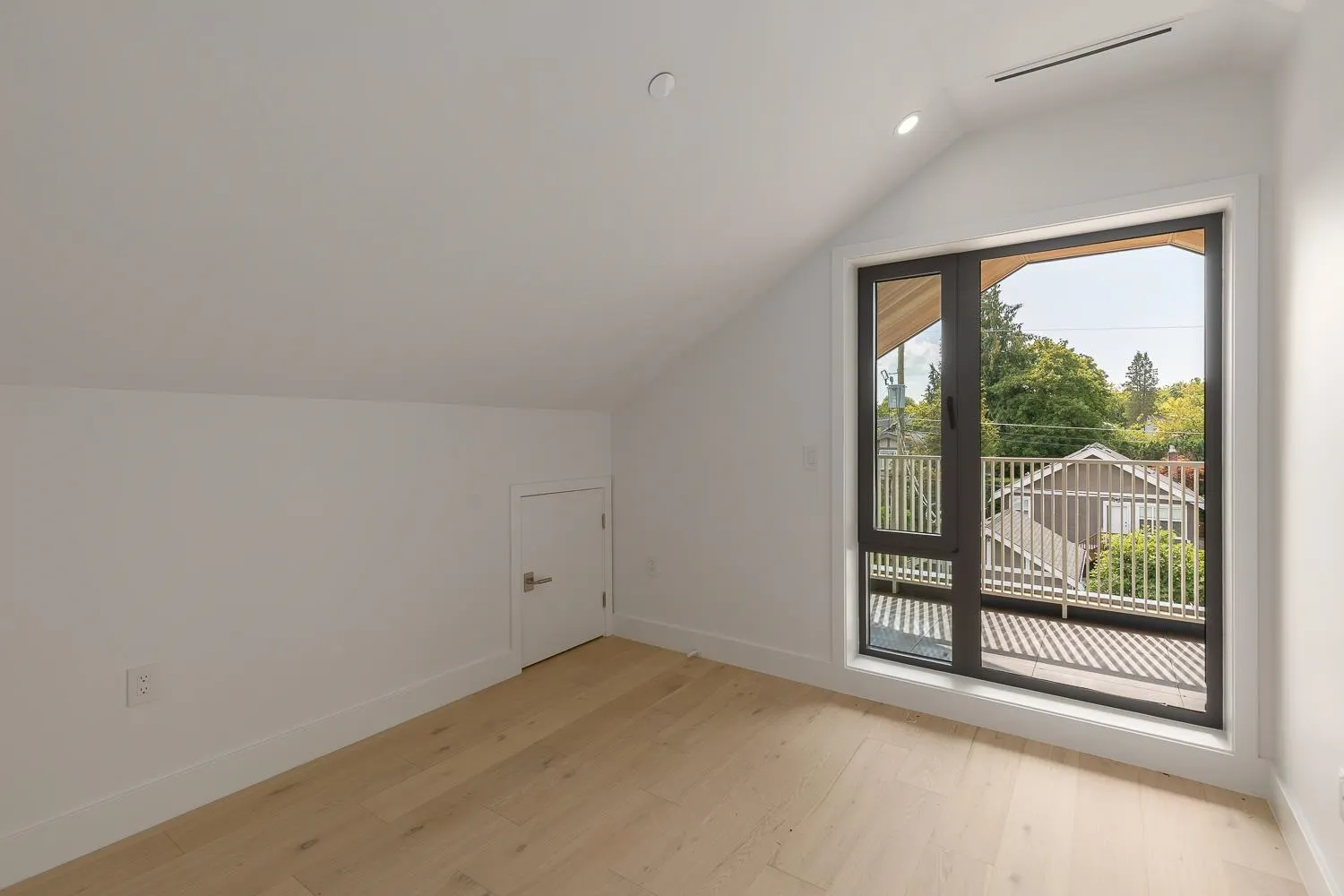 2 3186 W 11th Avenue