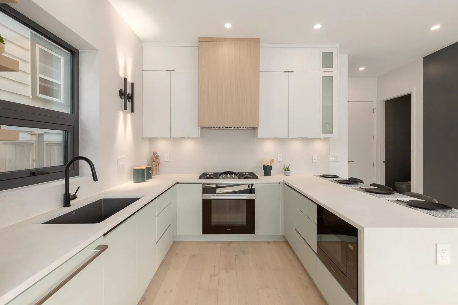 2 3186 W 11th Avenue