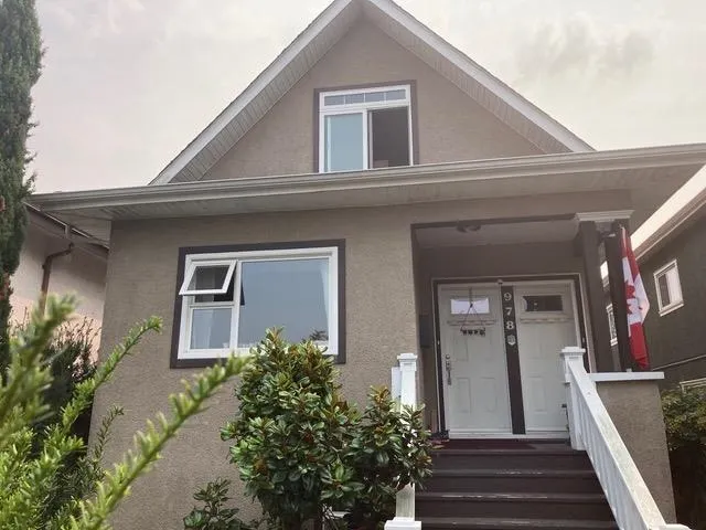 Upper 978 E 37 Avenue