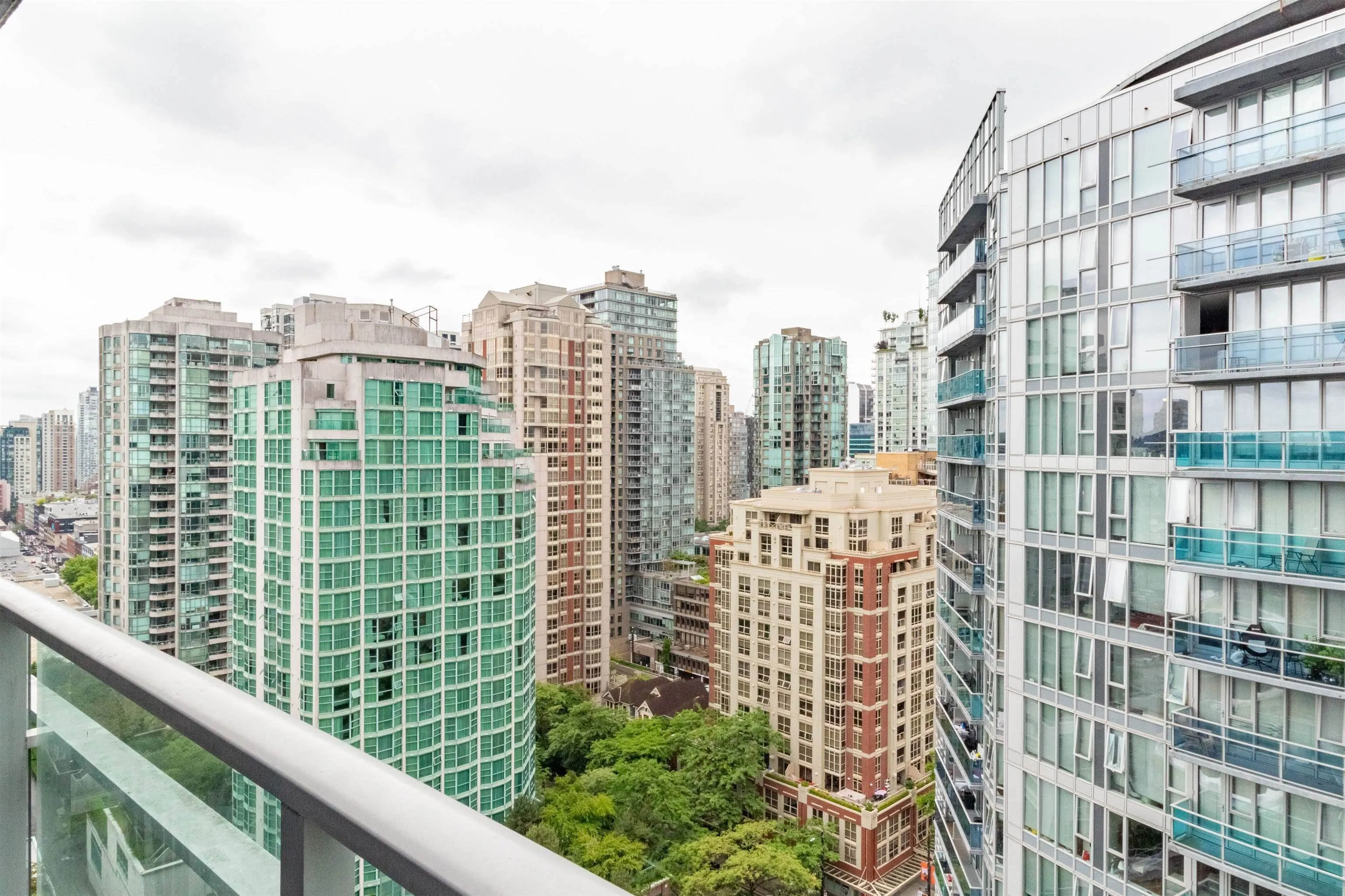 2201 233 Robson Street