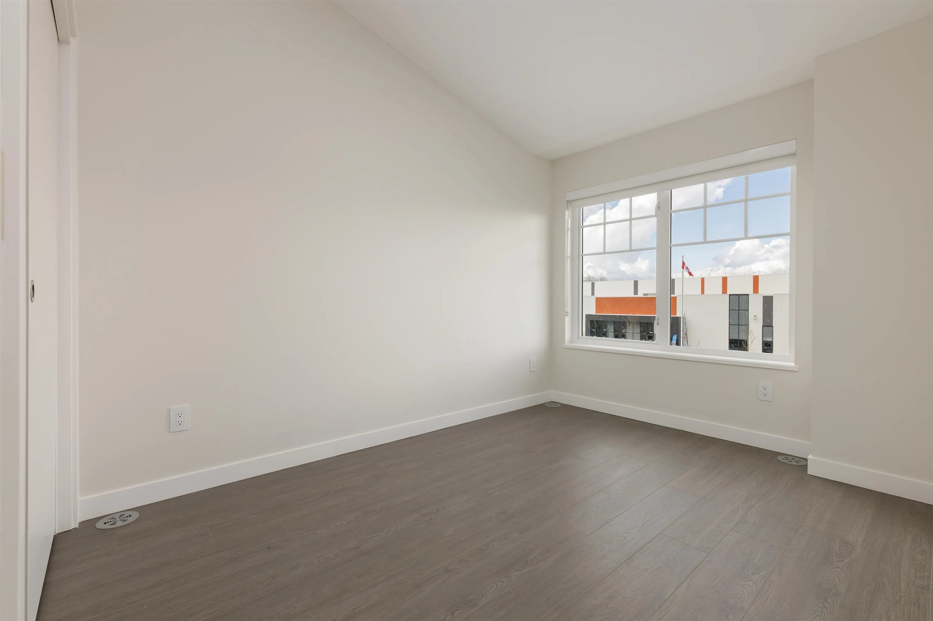 100 19451 Sutton Avenue