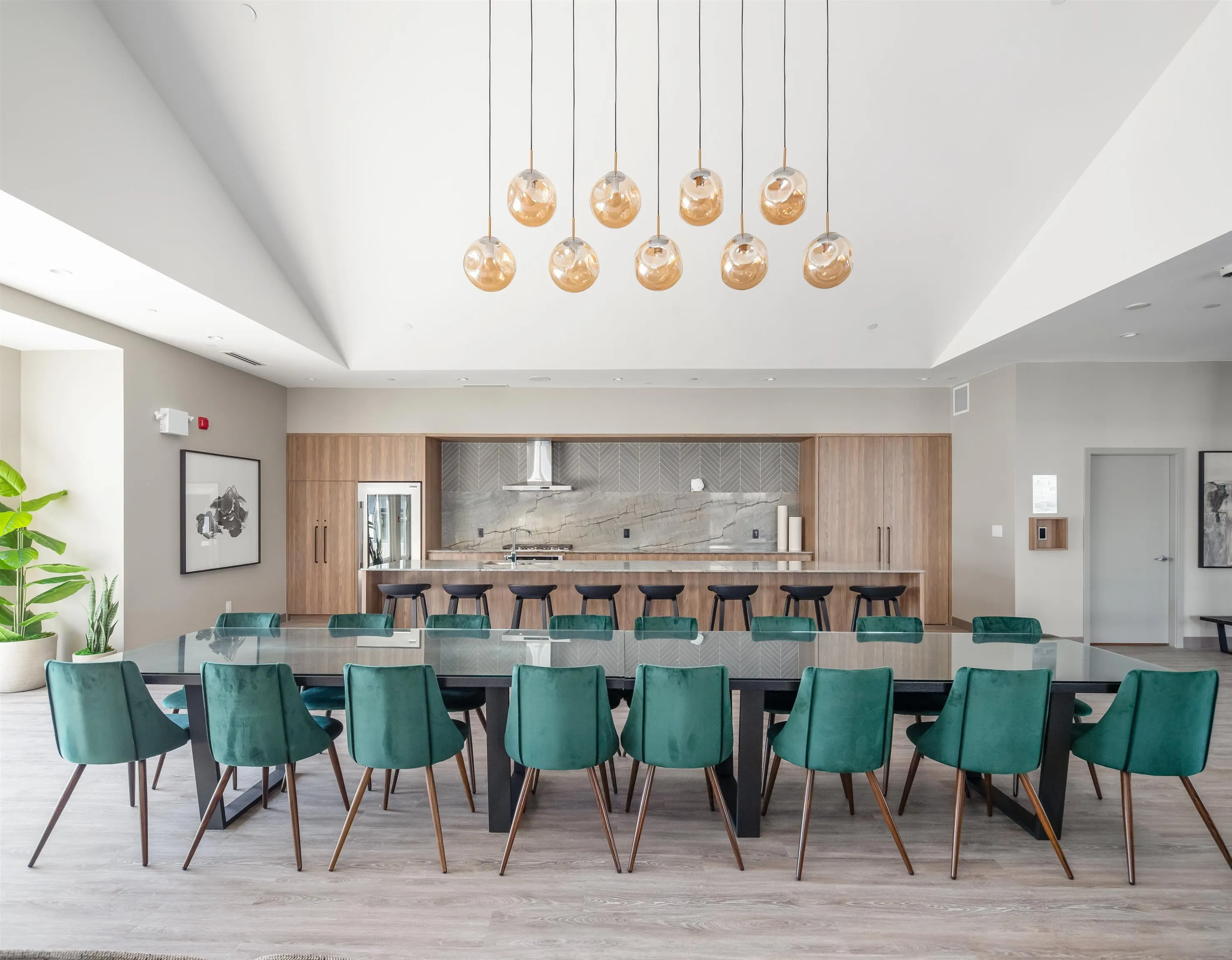 100 19451 Sutton Avenue