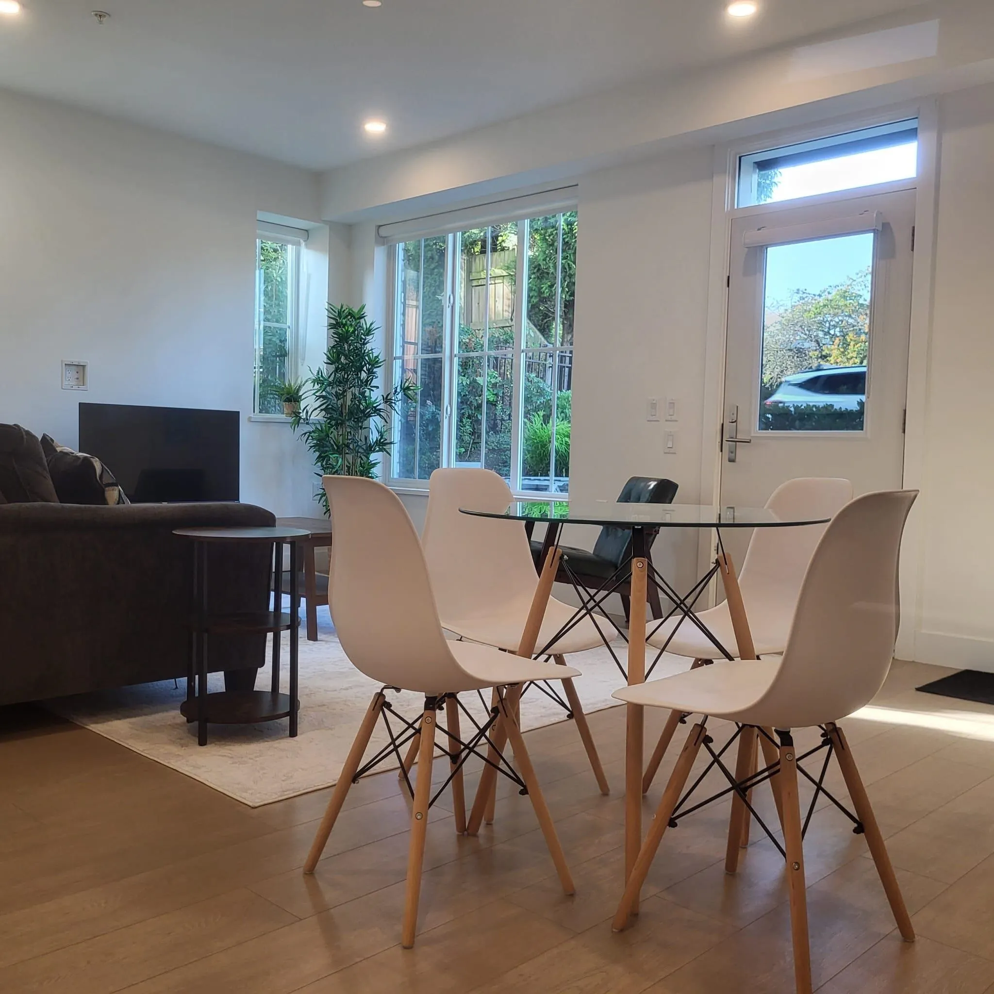 922 W 49th Avenue