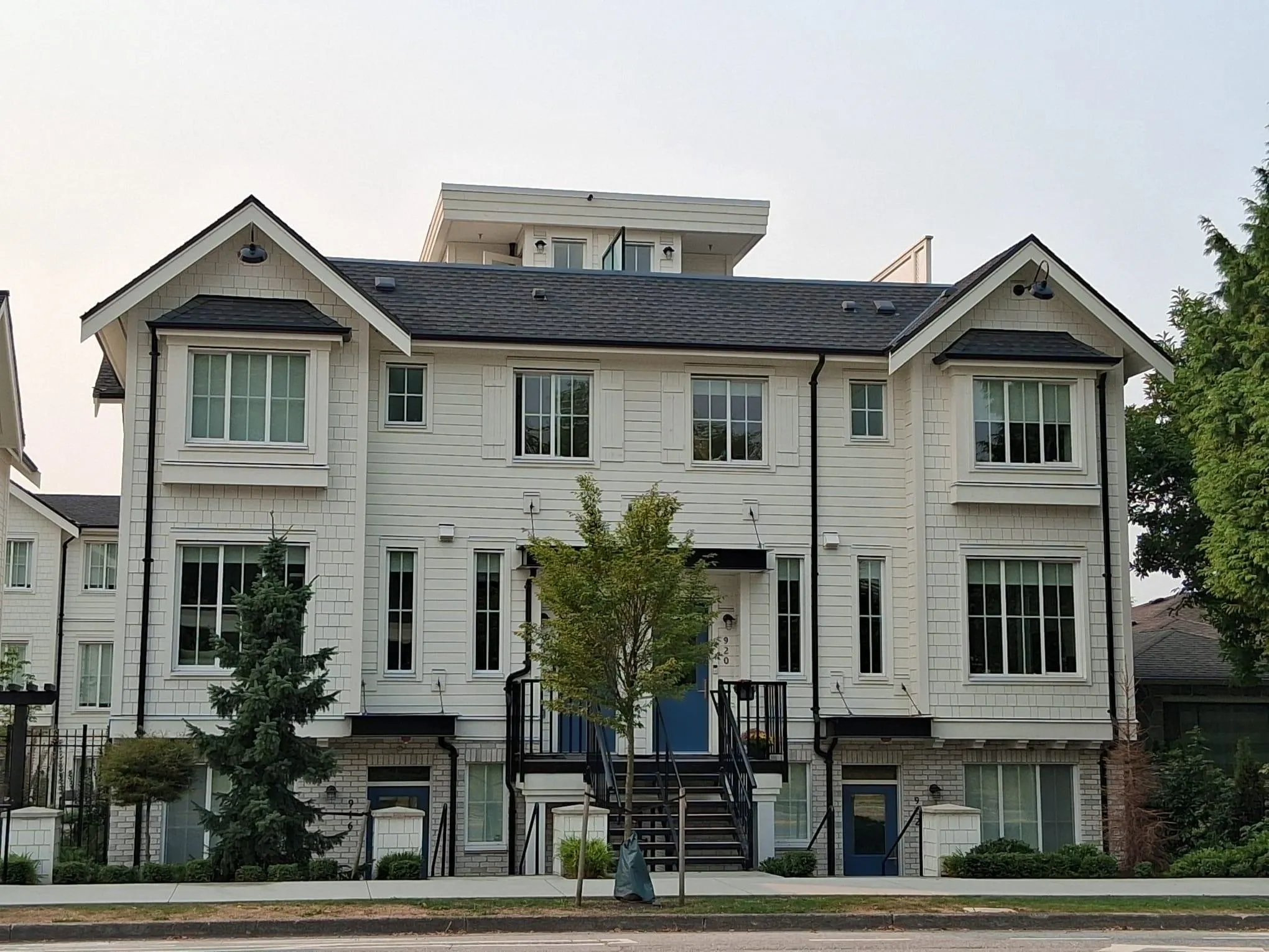 922 W 49th Avenue
