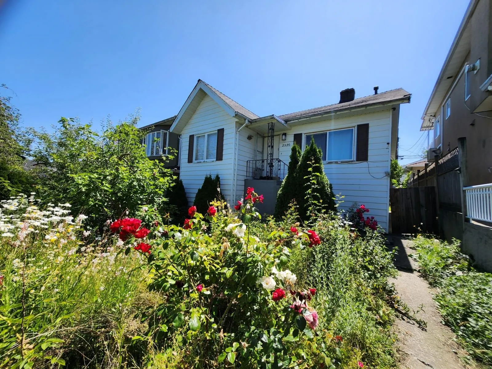 2520 E 28th Avenue