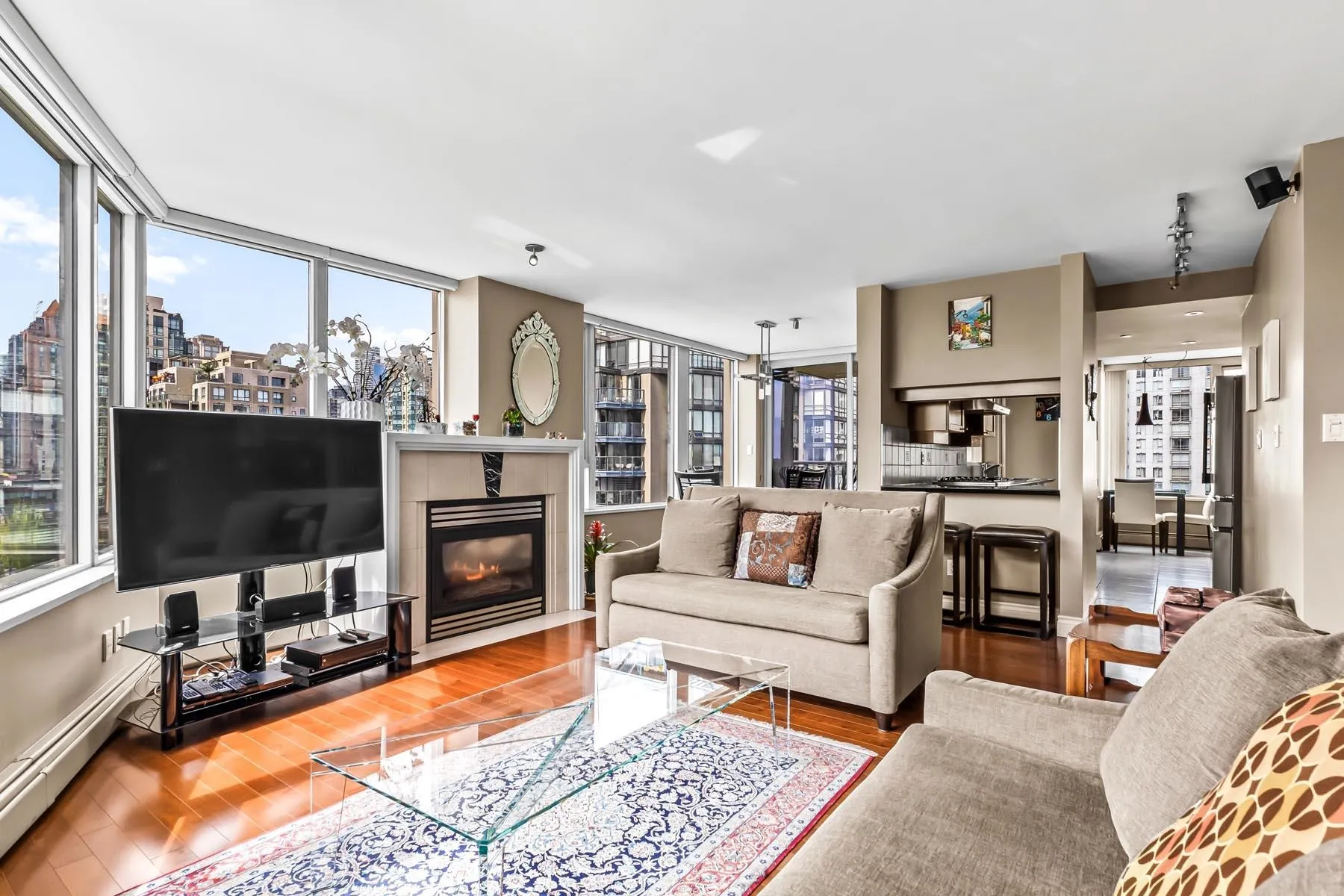 1605 1383 Marinaside Crescent