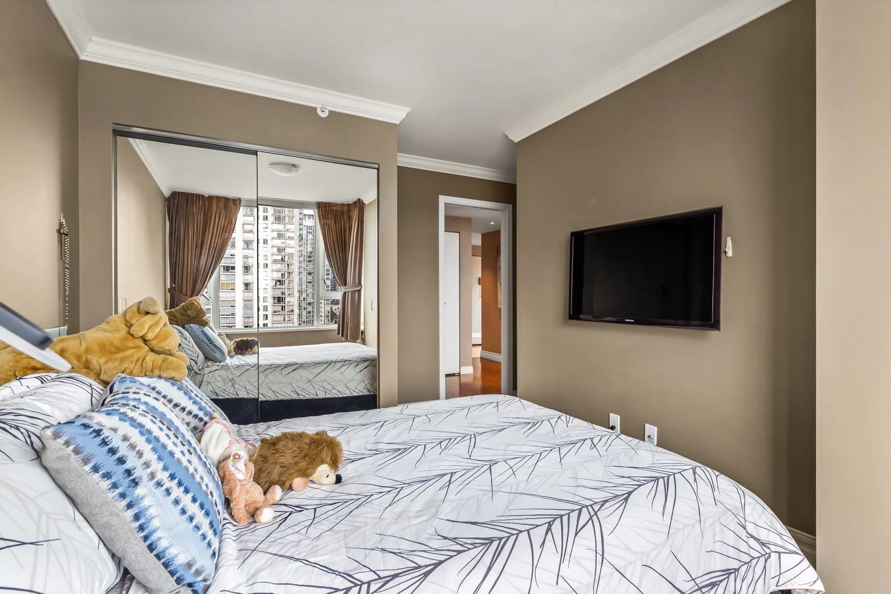 1605 1383 Marinaside Crescent