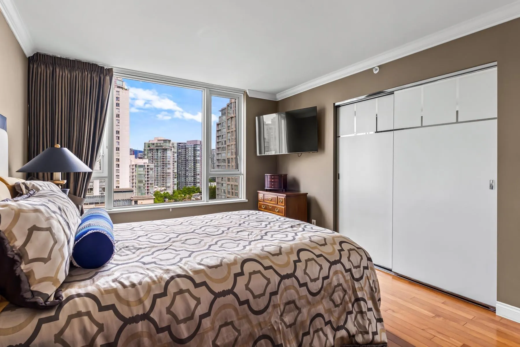 1605 1383 Marinaside Crescent