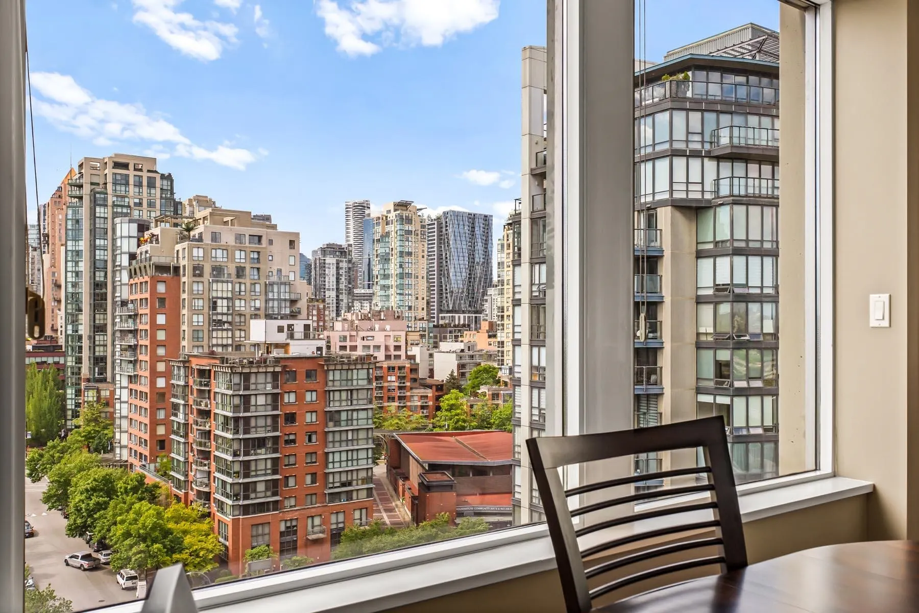 1605 1383 Marinaside Crescent