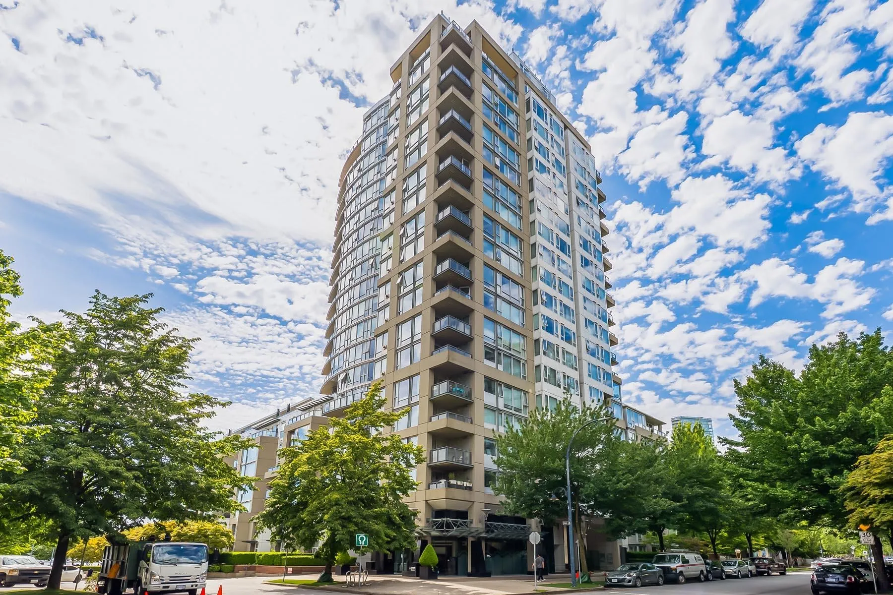 1605 1383 Marinaside Crescent