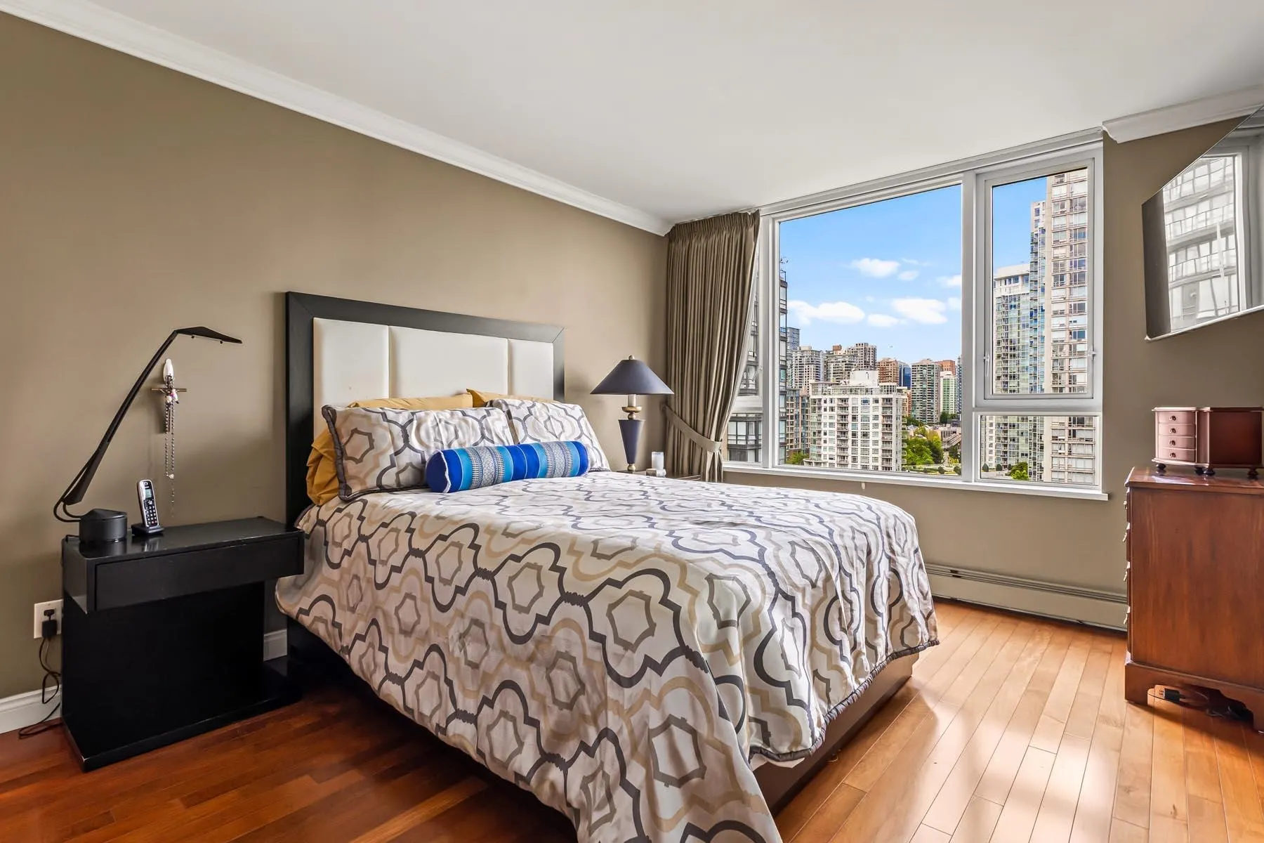 1605 1383 Marinaside Crescent