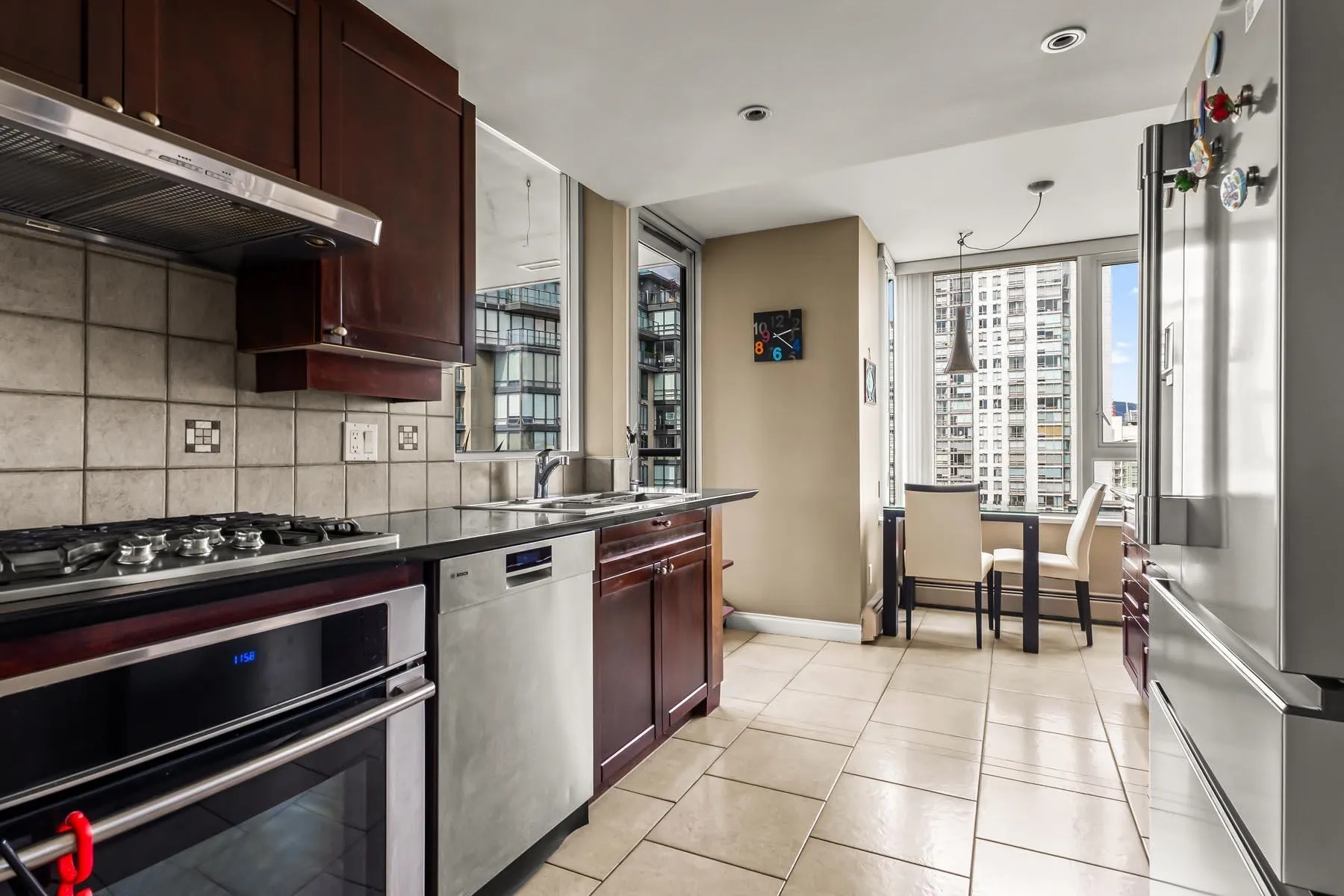 1605 1383 Marinaside Crescent