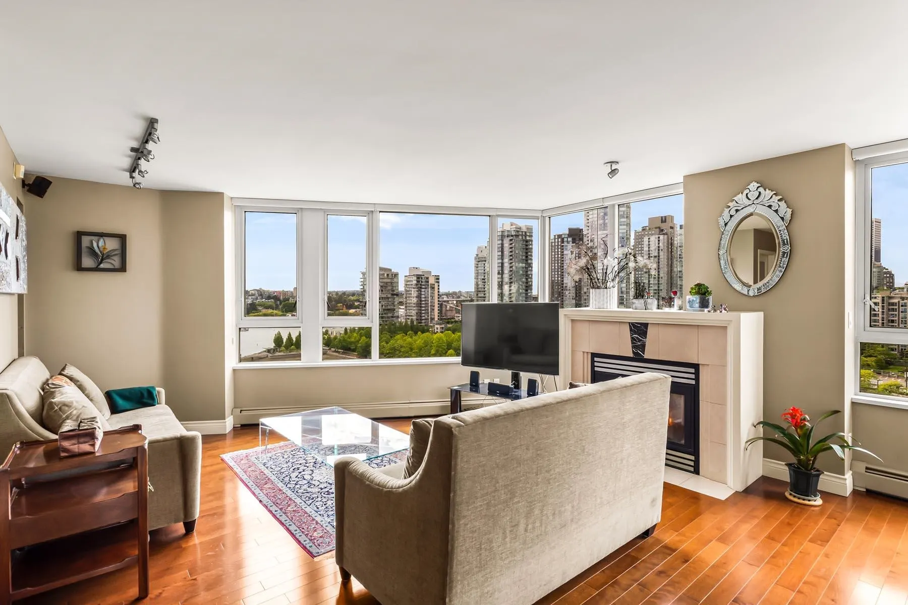 1605 1383 Marinaside Crescent