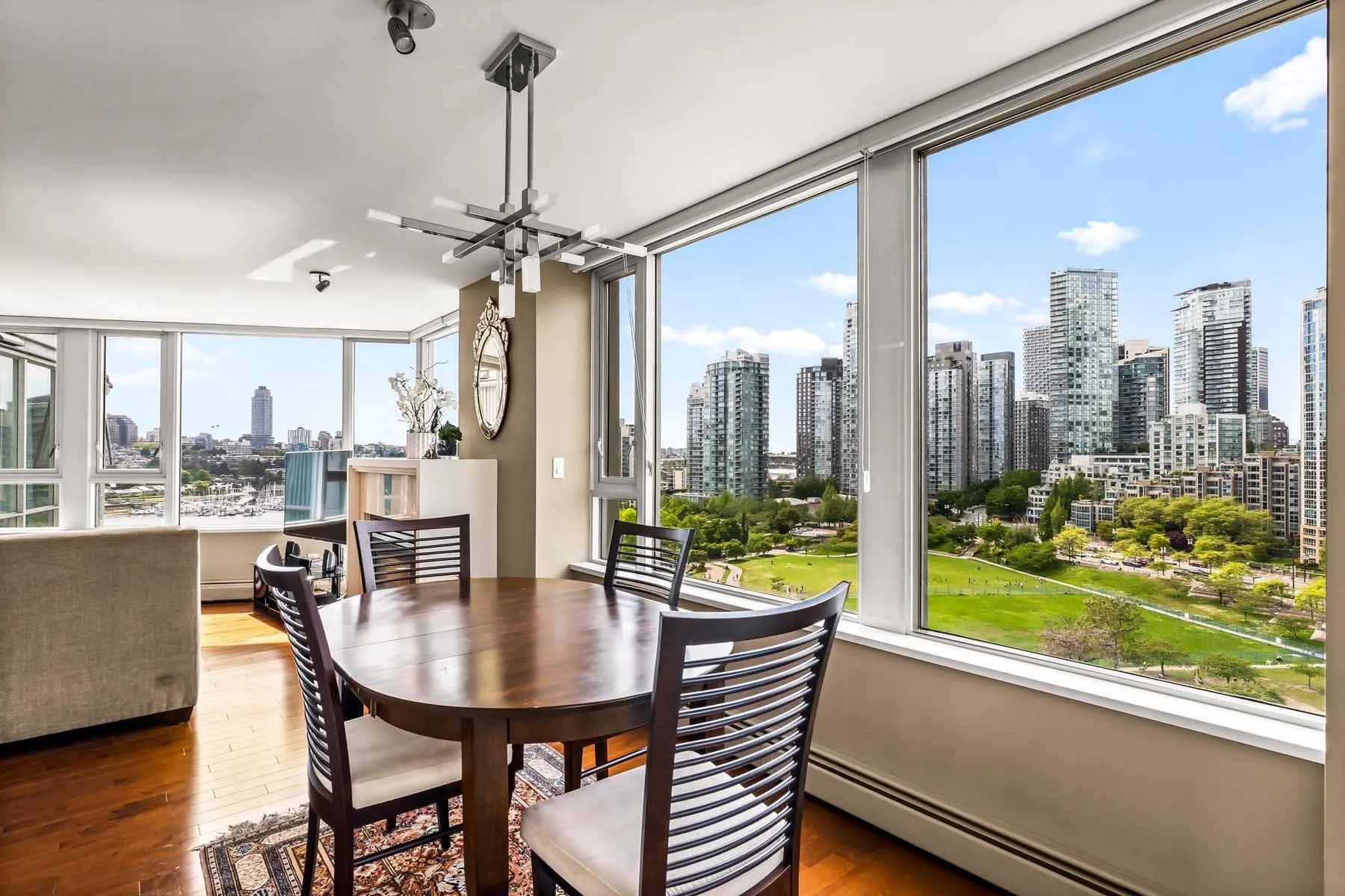 1605 1383 Marinaside Crescent