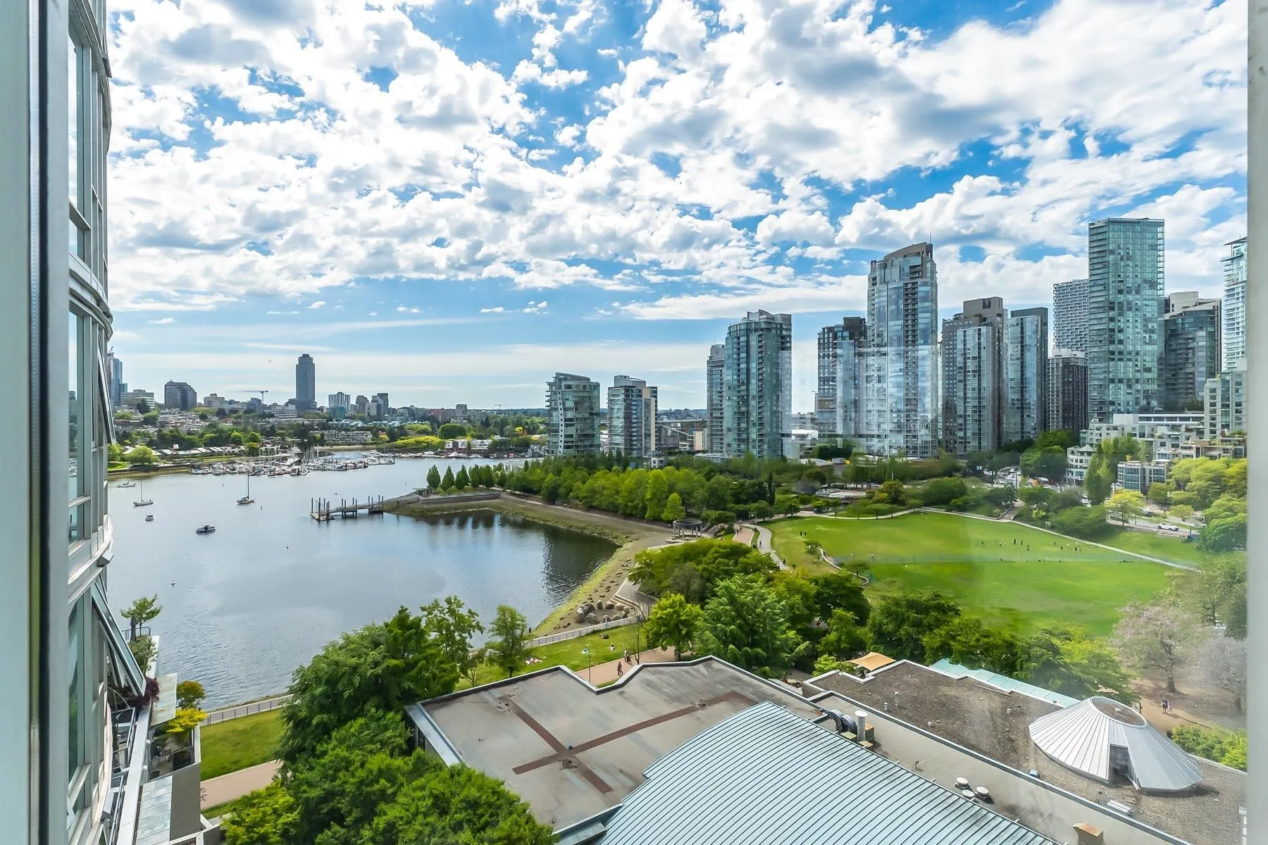 1605 1383 Marinaside Crescent