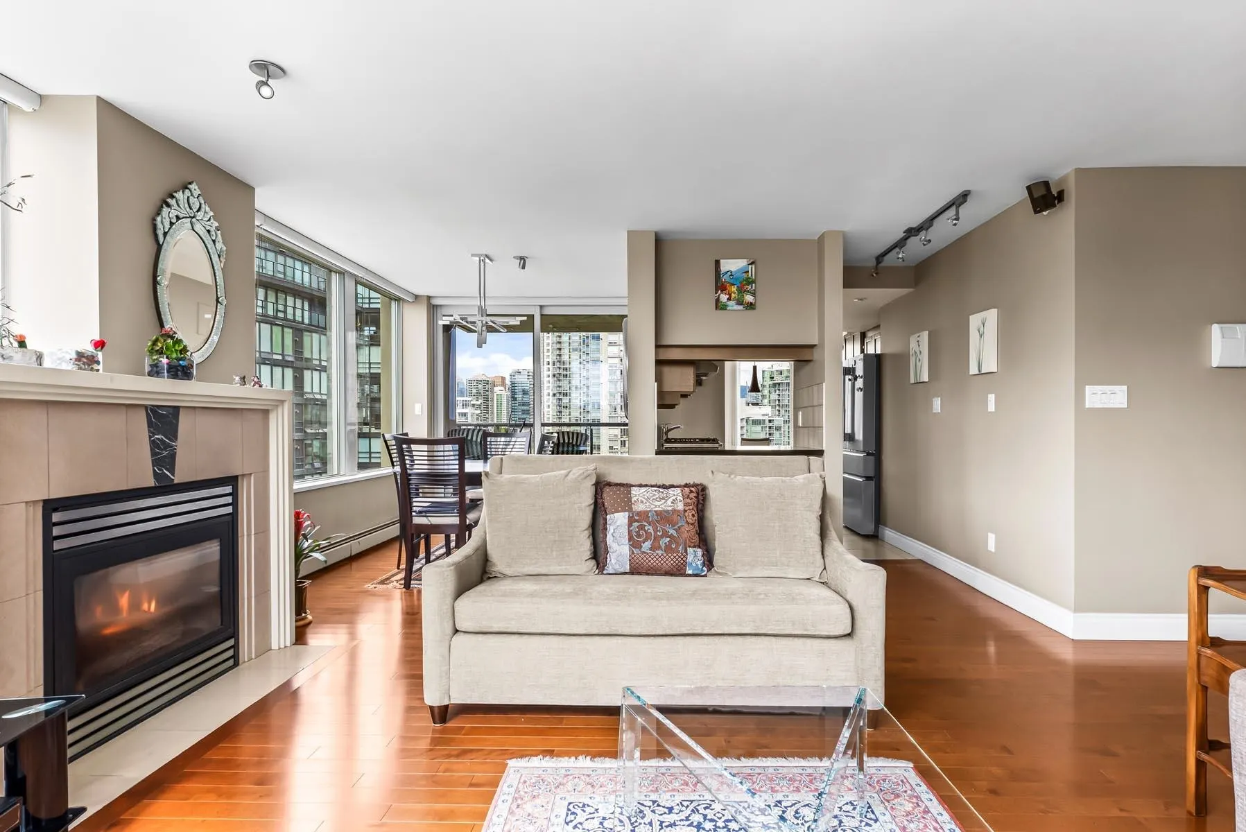 1605 1383 Marinaside Crescent