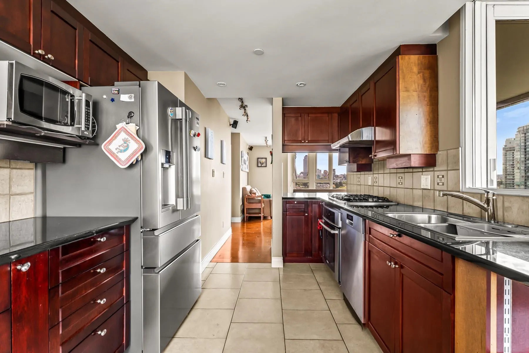 1605 1383 Marinaside Crescent