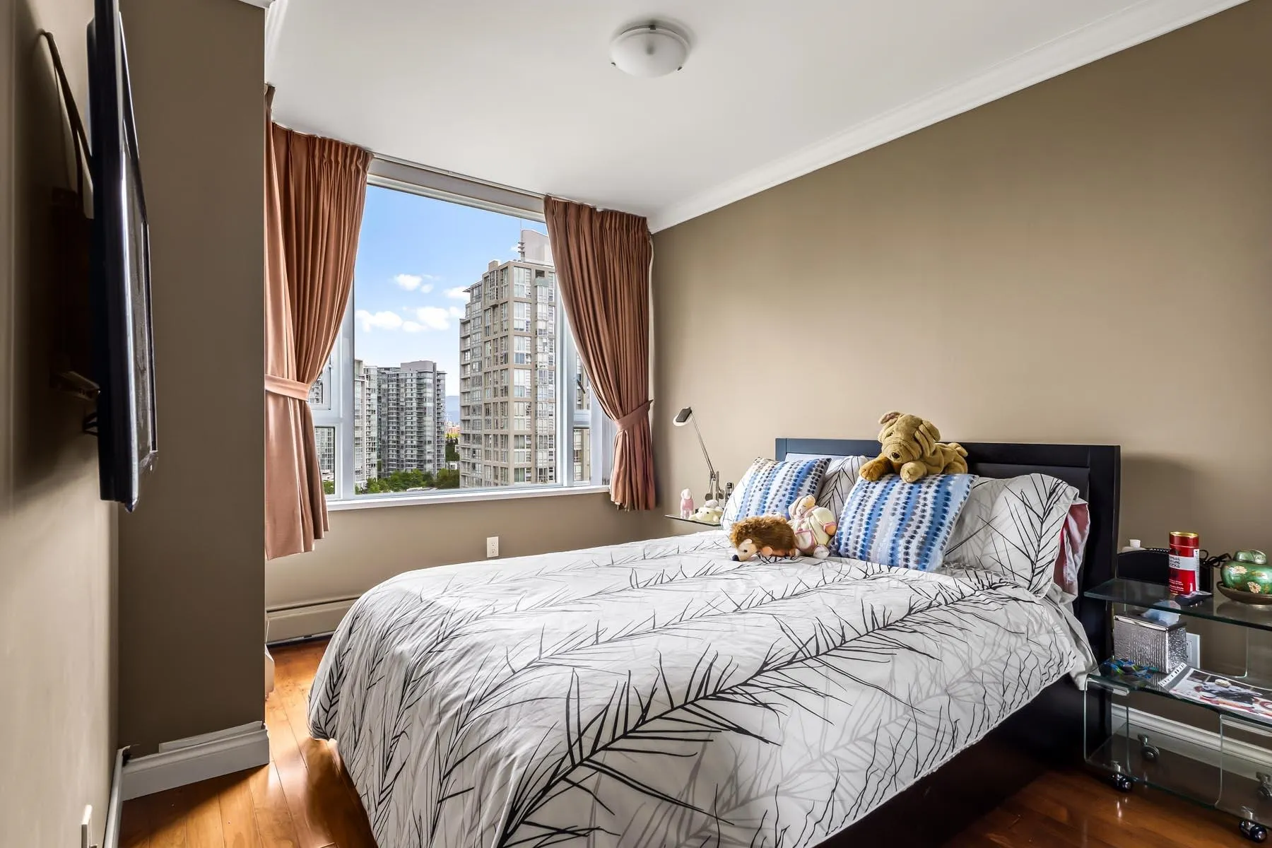 1605 1383 Marinaside Crescent