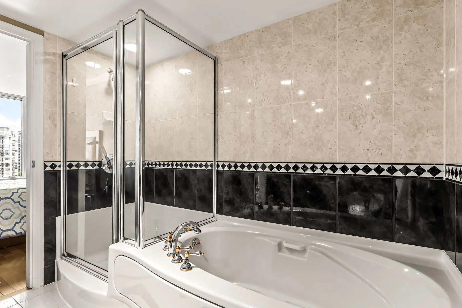 1605 1383 Marinaside Crescent