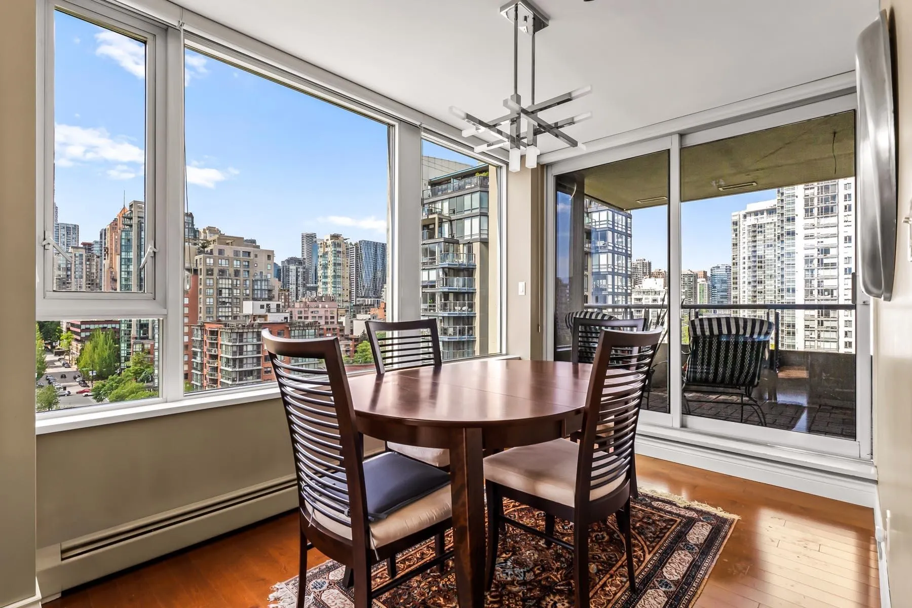 1605 1383 Marinaside Crescent