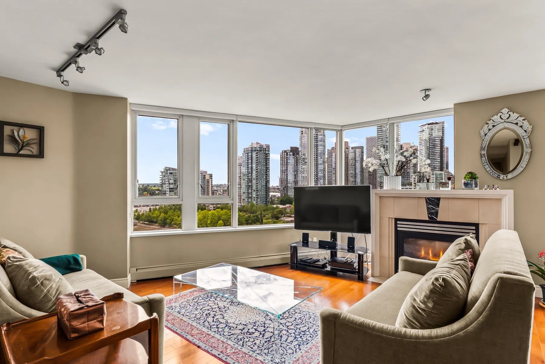 1605 1383 Marinaside Crescent