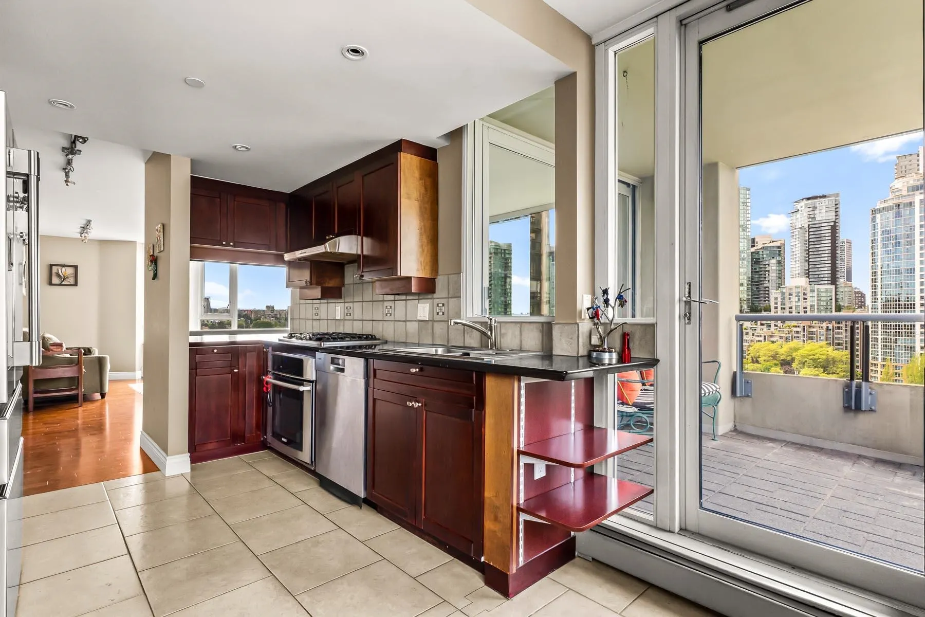 1605 1383 Marinaside Crescent