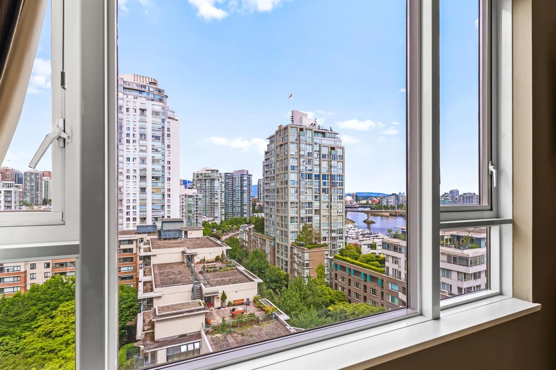 1605 1383 Marinaside Crescent