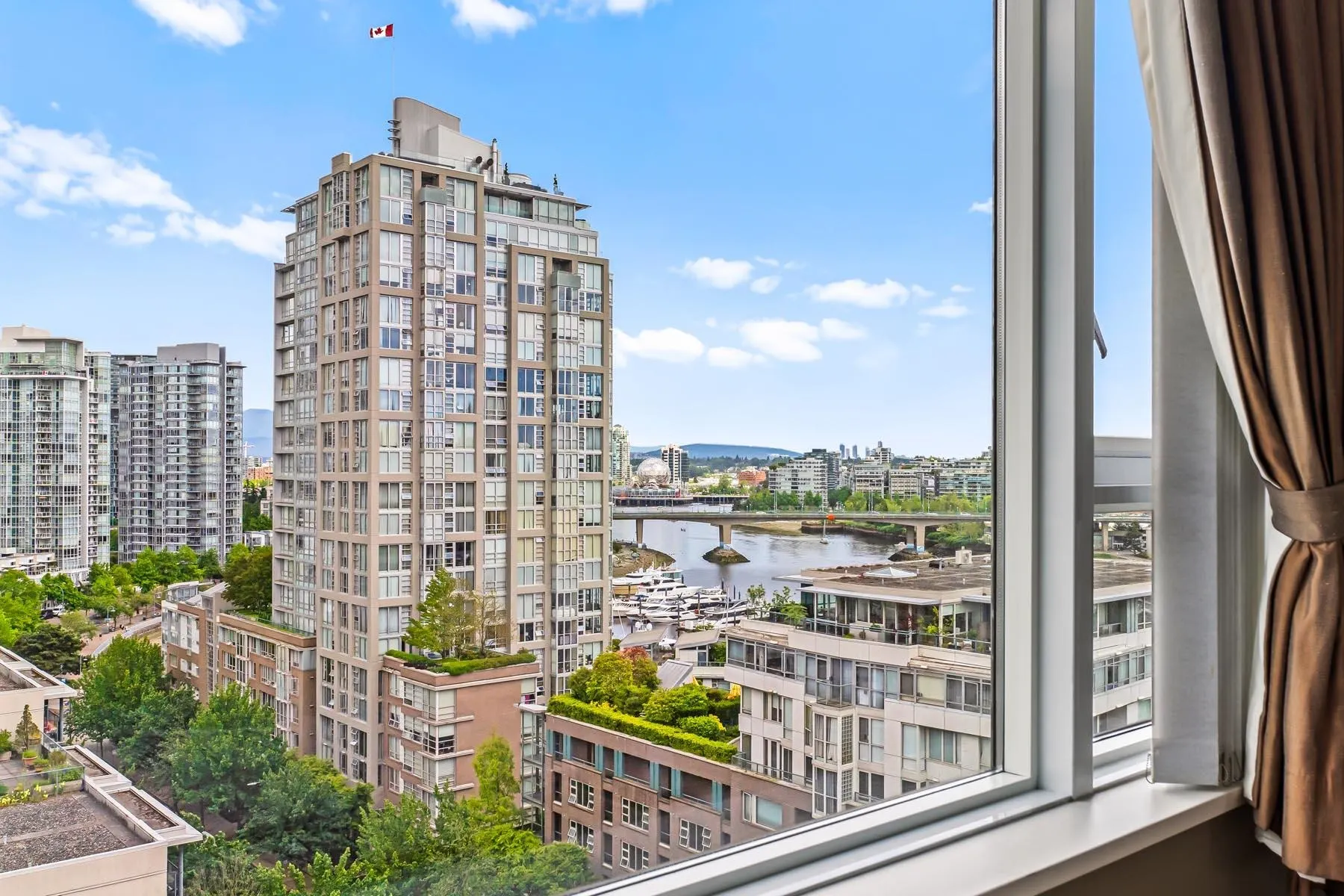 1605 1383 Marinaside Crescent