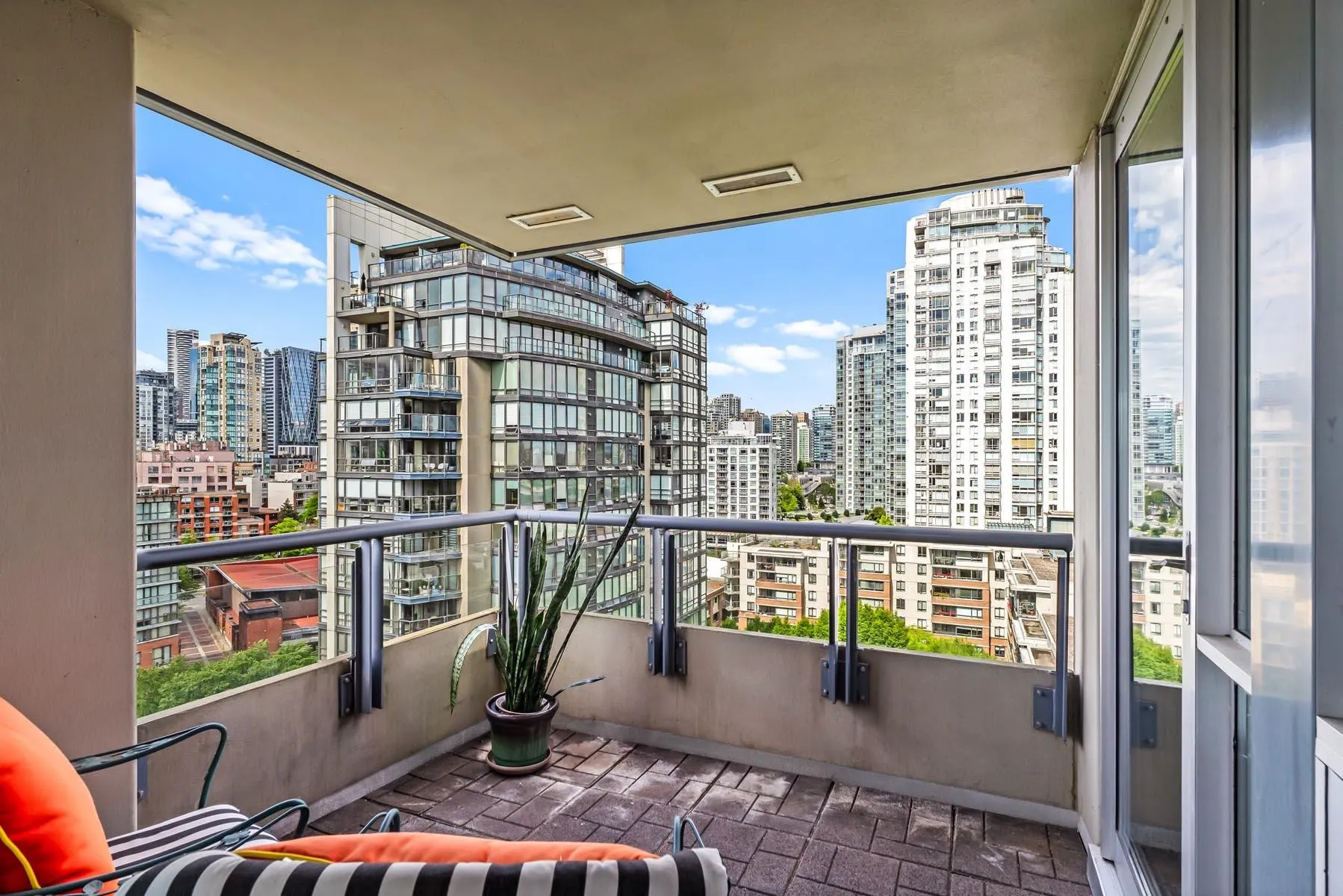 1605 1383 Marinaside Crescent