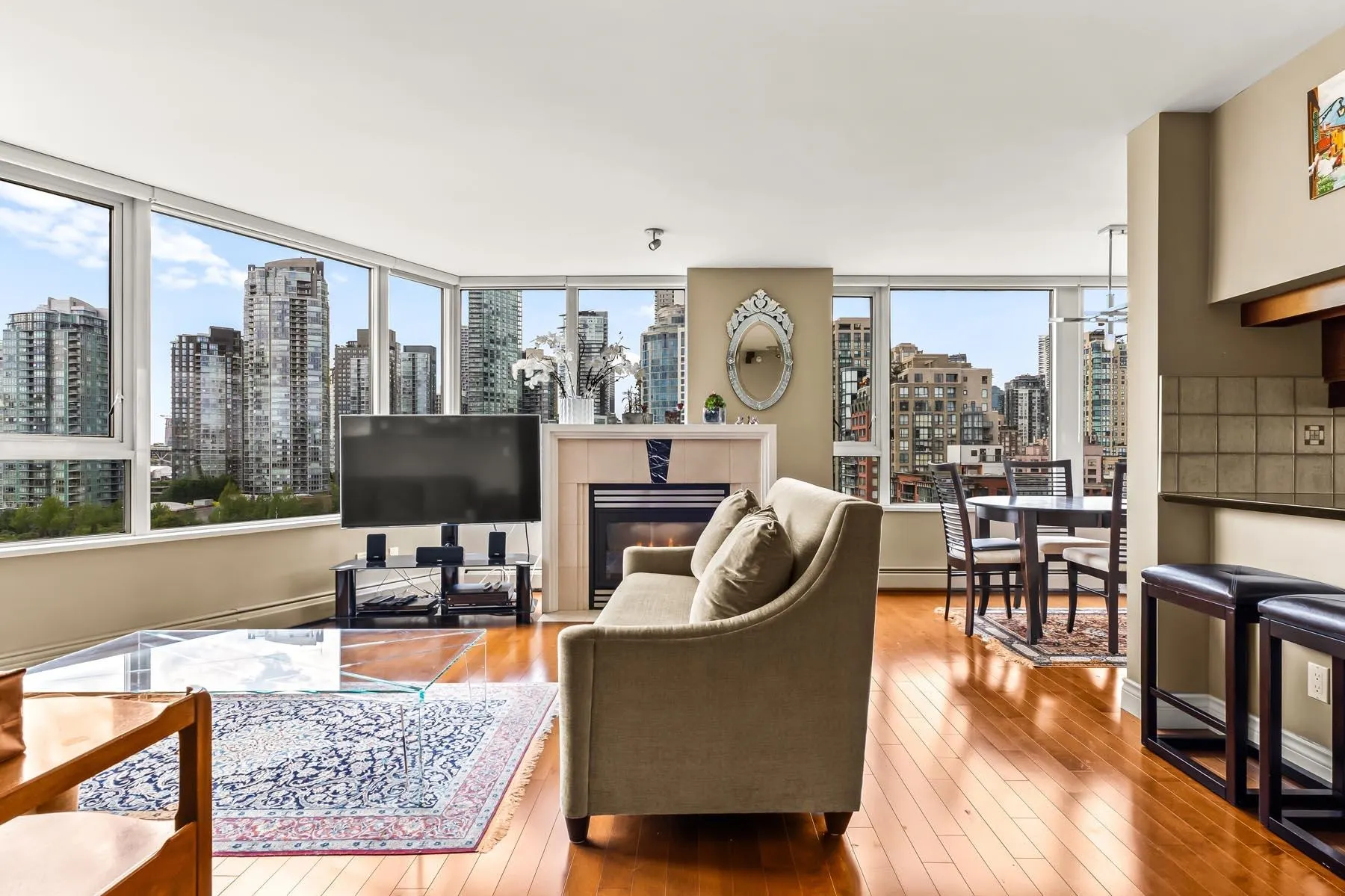 1605 1383 Marinaside Crescent