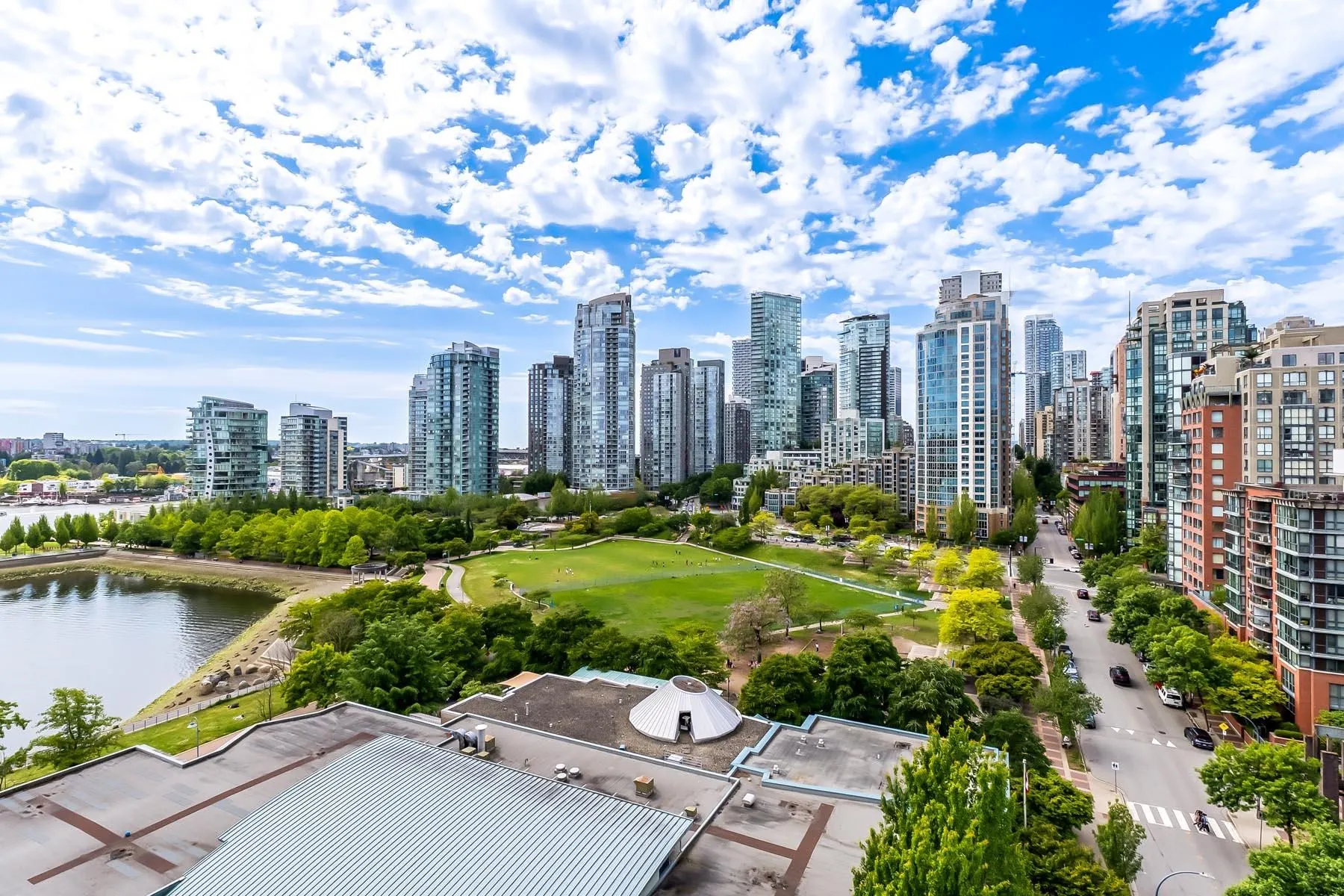 1605 1383 Marinaside Crescent