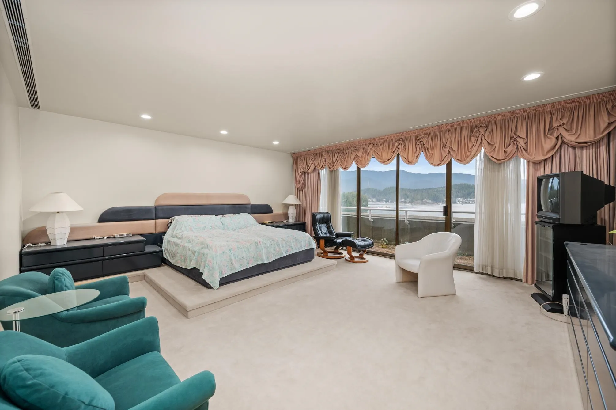 828 Beachview Drive