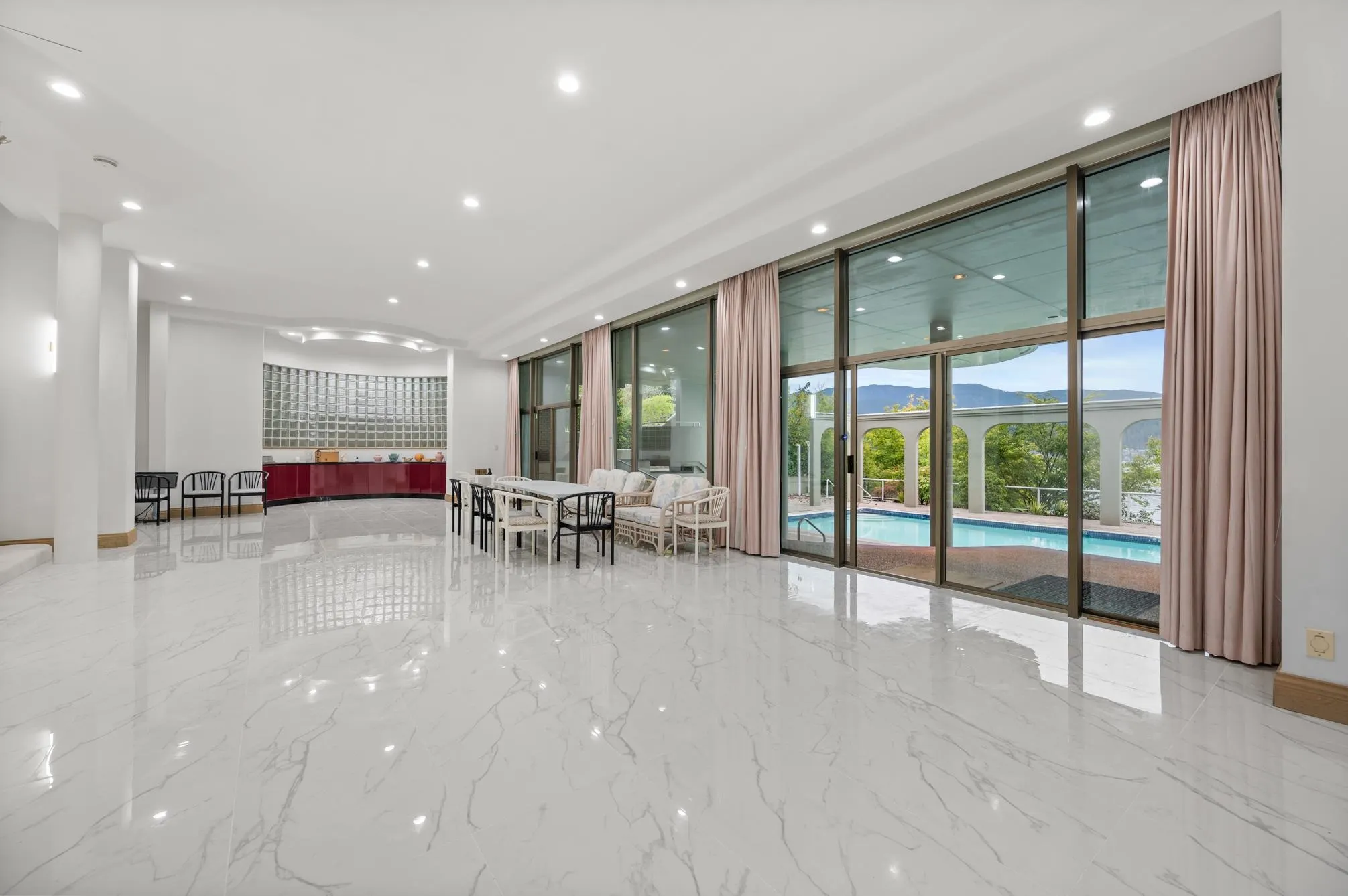 828 Beachview Drive