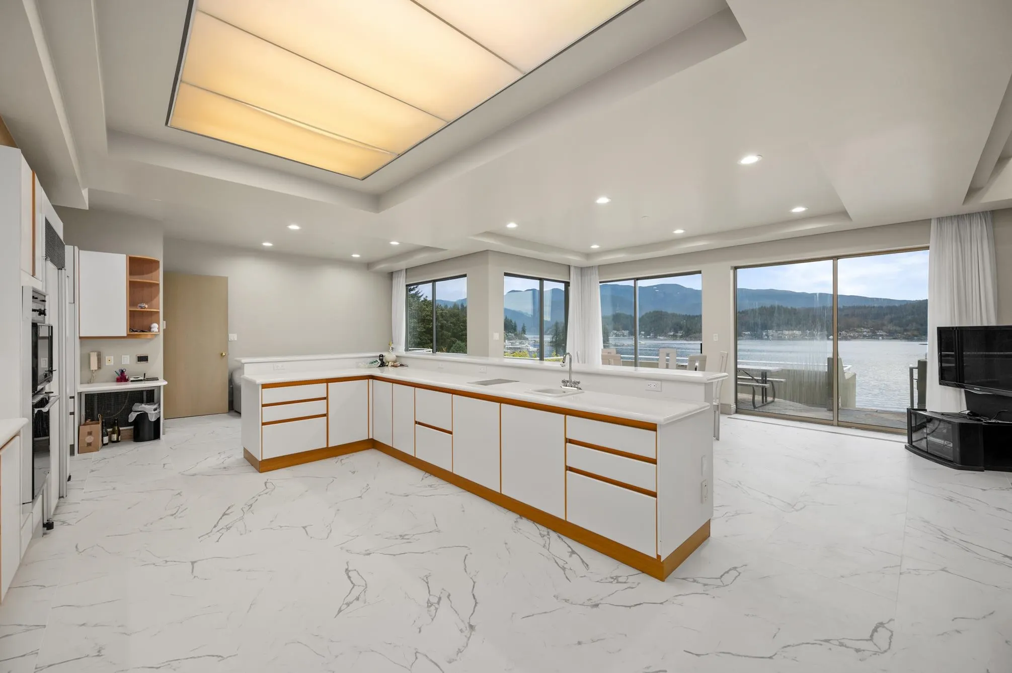 828 Beachview Drive